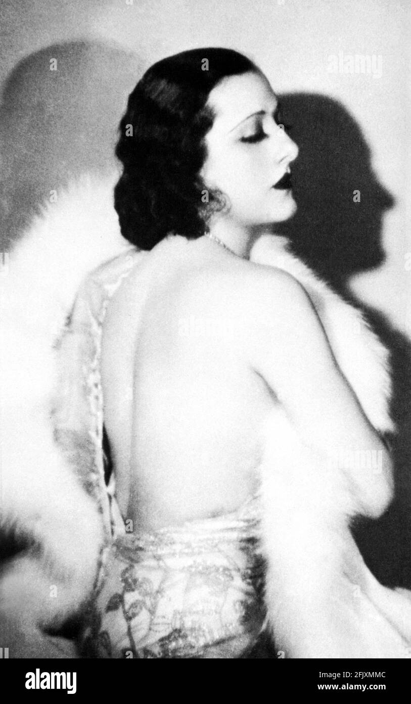 1930 , ITALY : The silent movie italian actress FRANCESCA  BERTINI  ( comtesse  Elena Seracini Vitiello ,  1888 - 1985 ) in LA DONNA DI UNA NOTTE by Amleto Palermi and Guido Brignone  - FILM  - CINEMA MUTO - attrice - DIVA - DIVINA - DIVINE  - vamp  - pelliccia - fur - profilo - profile - schiena - back  ----   Archivio GBB Stock Photo