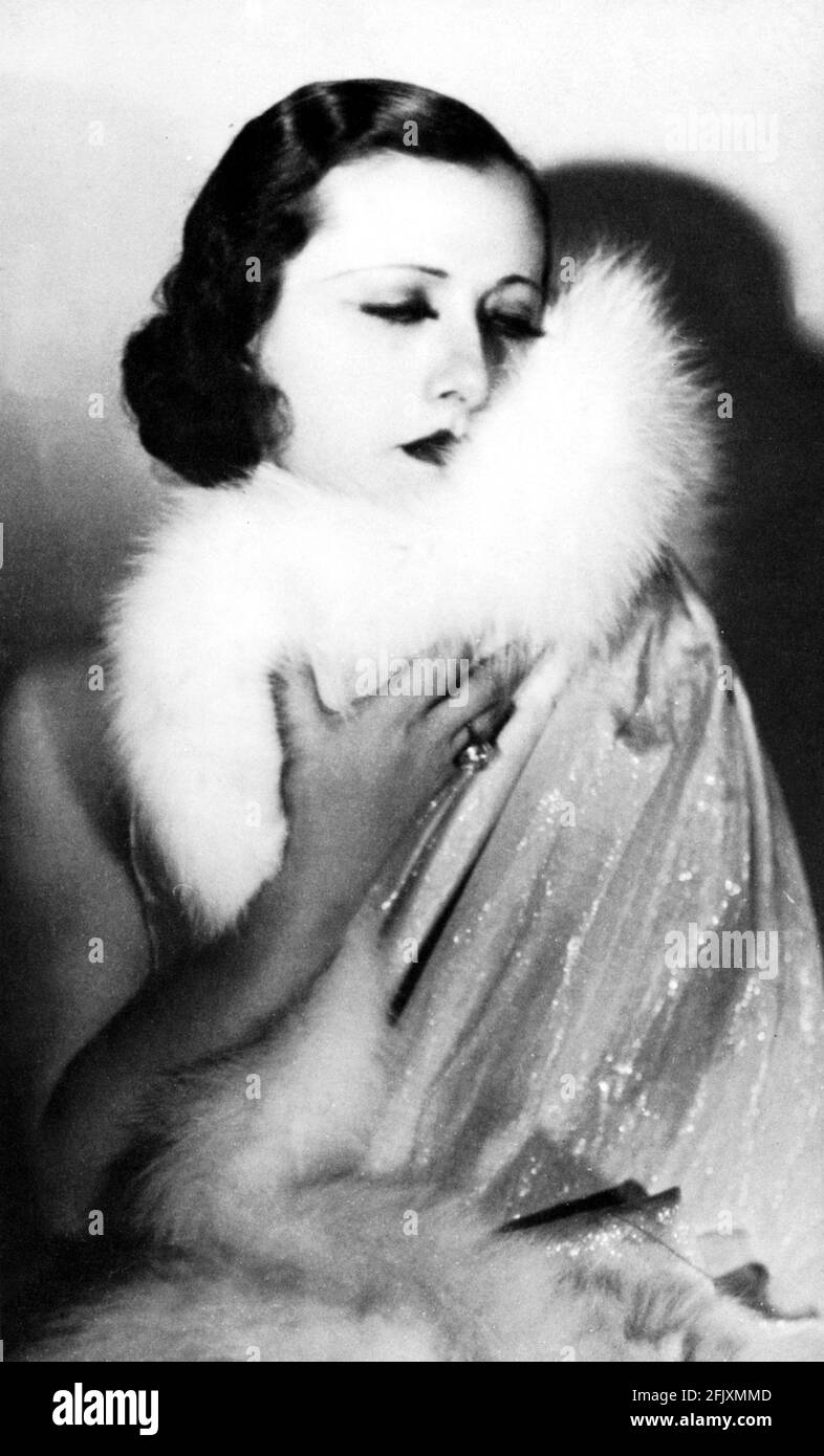 1930 , ITALY : The silent movie italian actress FRANCESCA  BERTINI  ( comtesse  Elena Seracini Vitiello ,   1888 - 1985 ) in LA DONNA DI UNA NOTTE by Amleto Palermi and Guido Brignone  - FILM  - CINEMA MUTO - attrice - DIVA - DIVINA - DIVINE  - vamp  - pelliccia - fur - anello - ring - jewel - jewels - jewellery - gioiello - gioielli   ----   Archivio GBB Stock Photo