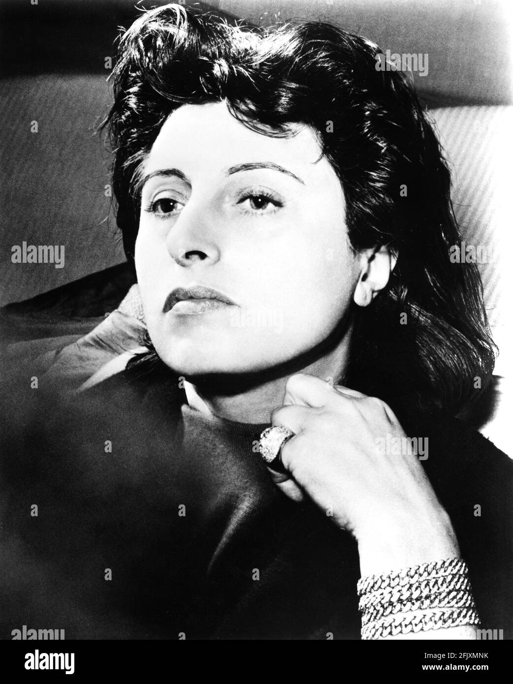 1958 , USA : The italian movie actress ANNA  MAGNANI   in  WILD IS THE WIND  ( Selvaggio è il vento )  by George Cukor , from the roman ' Furia ' by Vittorio Nino Novarese , Paramount Pictures . In this photo Anna wears a ring and a chain bracelet by italian jeweler BULGARI .  - CINEMA - FILM - attrice  - anello - ring - bracciale - braccialetto - bracelet - gioiello - gioielli - jewels - jewel - jewellery - diamanti - diamond - diamante - diamonds ----   Archivio GBB Stock Photo