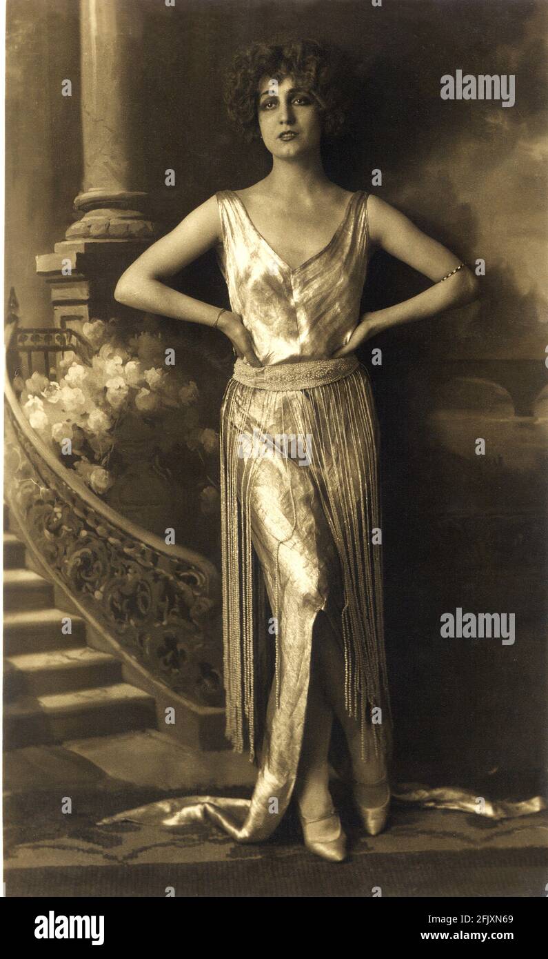 1920's , ITALY : The italian singer , dancer and actress ANNA FOUGEZ (  1894 - 1966 ) - ATTRICE - CANTANTE - Café Chantant - Tabarin - TEATRO di RIVISTA  - THEATER - BELLE EPOQUE - Cabaret - ANNI VENTI -  scollatura - neckopening - neckline - decolleté  - frange - fringe  - scarpe - shoes ----  Archivio GBB Stock Photo