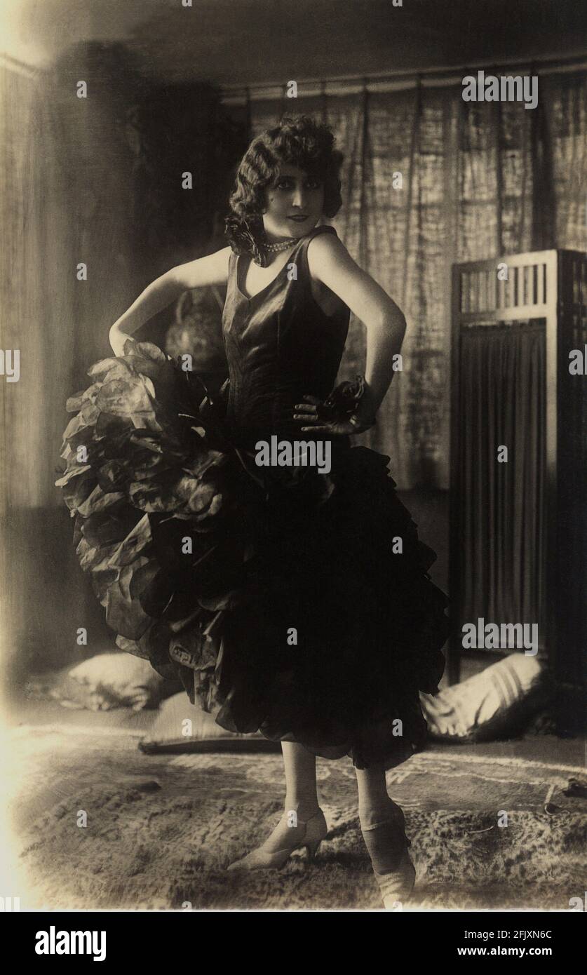 1920's, ITALY: The italian singer , dancer and actress ANNA FOUGEZ (  1894 - 1966 )  in LA DANZA DELLA ROSA dance - ATTRICE - CANTANTE - Café Chantant - Tabarin - TEATRO di RIVISTA  - THEATER - BELLE EPOQUE - Cabaret - ANNI VENTI -  scollatura - neckopening - neckline - decolleté  -  spalla - spalle - shoulder - shoulders - perla - perle - pearl - pearls - collana di - necklace - gioiello - gioielli - jewel - jewels - jewellery- scarpe - shoes  - neo - mole  - rose - shoes - scarpe ----  Archivio GBB Stock Photo