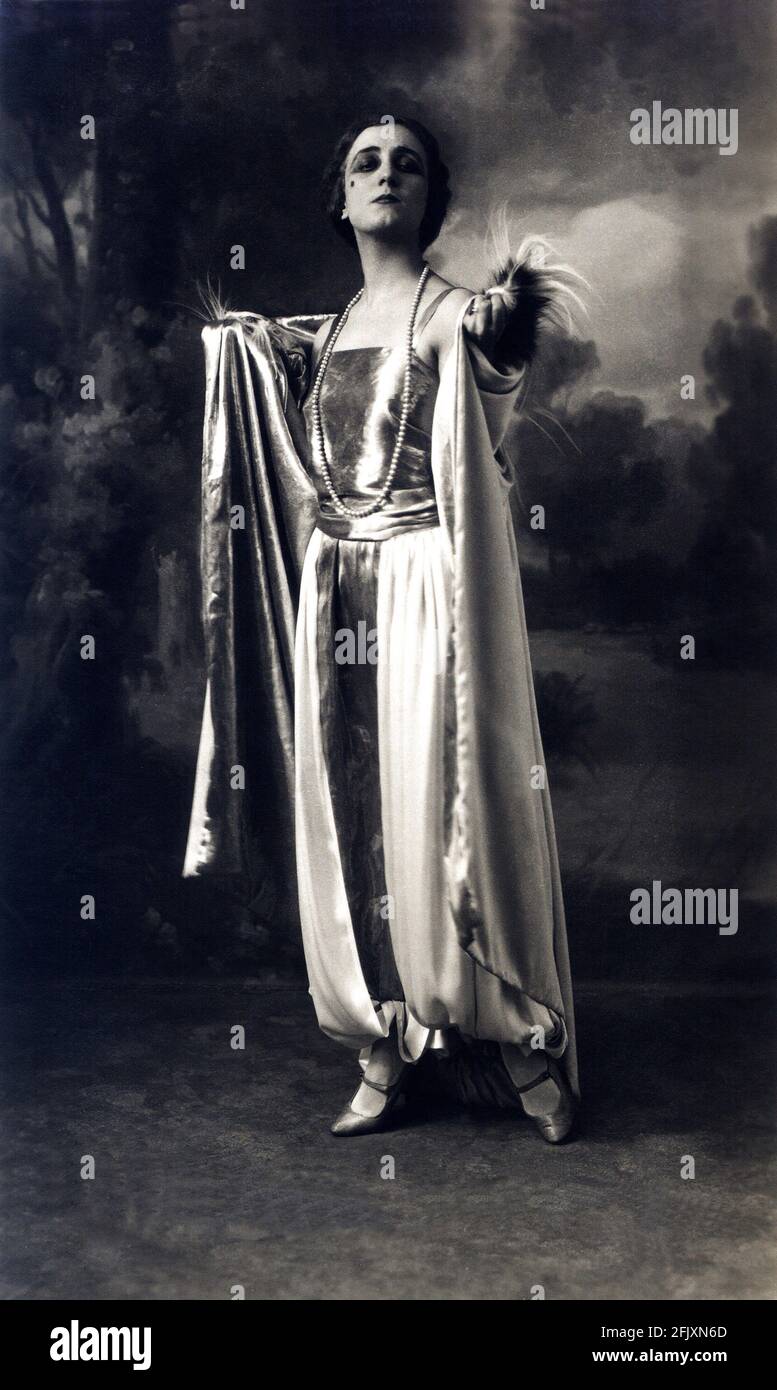 1920's, ITALY : The italian singer , dancer and actress ANNA FOUGEZ (  1894 - 1966 )  - ATTRICE - CANTANTE - Café Chantant - Tabarin - TEATRO di RIVISTA  - THEATER - BELLE EPOQUE - Cabaret - ANNI VENTI -  scollatura - neckopening - neckline - decolleté  -  spalla - spalle - shoulder - shoulders - perla - perle - pearl - pearls - collana di - necklace - gioiello - gioielli - jewel - jewels - jewellery- scarpe - shoes  - neo - mole - pelliccia di scimmia - fur  ----  Archivio GBB Stock Photo