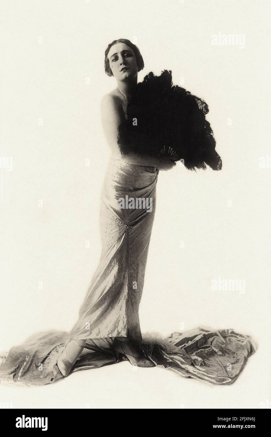 1920's, ITALY : The italian singer , dancer and actress ANNA FOUGEZ (  1894 - 1966 ) - ATTRICE - CANTANTE - Café Chantant - Tabarin - TEATRO di RIVISTA  - THEATER - BELLE EPOQUE - Cabaret - ANNI VENTI -  fan feathers - ventaglio di piume   -  spalla - spalle - shoulder - shoulders - scarpe - shoes  - neo - mole ----  Archivio GBB Stock Photo