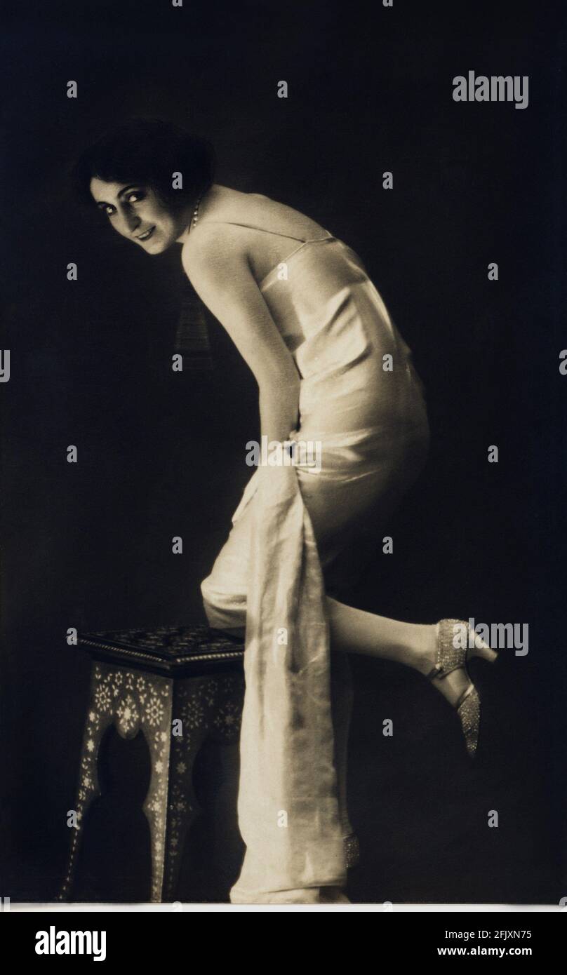1920's , ITALY : The italian singer , dancer and actress ANNA FOUGEZ (  1894 - 1966 )  - ATTRICE - CANTANTE - Café Chantant - Tabarin - TEATRO di RIVISTA  - THEATER - BELLE EPOQUE - Cabaret - ANNI VENTI -    -  spalla - spalle - shoulder - shoulders - scarpe - shoes  - schiena - back - raso - satin - caviglia - caviglie   ----  Archivio GBB Stock Photo