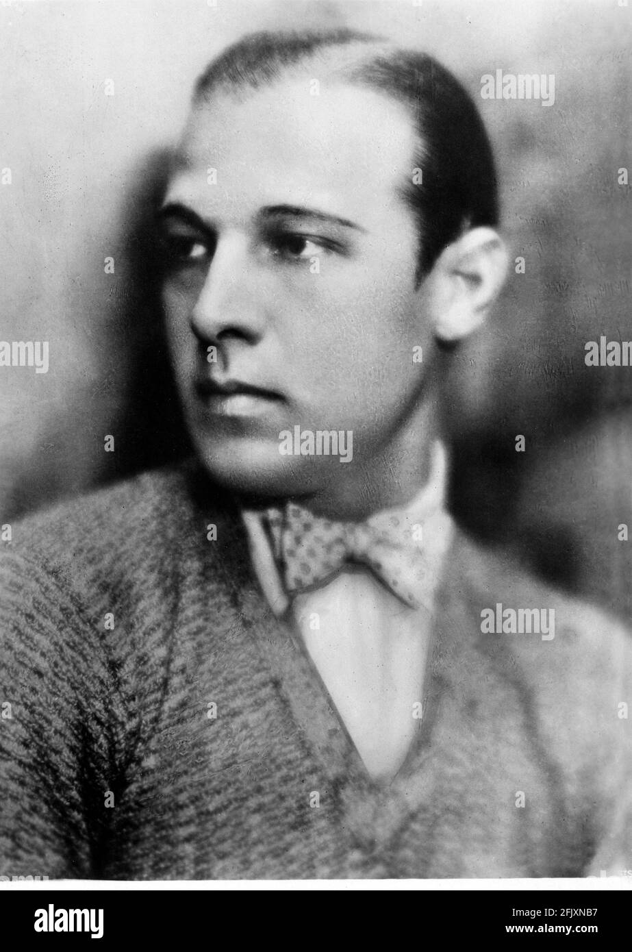 1925 ca, USA : The silent screen movie actor RUDOLPH VALENTINO ( born  Rodolfo Guglielmi ,1895 - 1926 ) pubblicitary still for BEYOND THE ROCKS (  L'eta' d'amare ) by Sam Wood ,