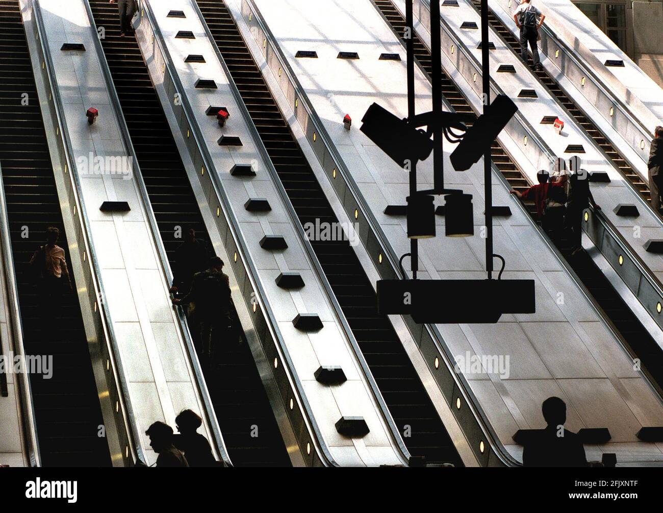 ESCALATORS AT CANARY WHARF STATION JUNE 2000ON THE JUBILEE LINE EXTENSION Stock Photo