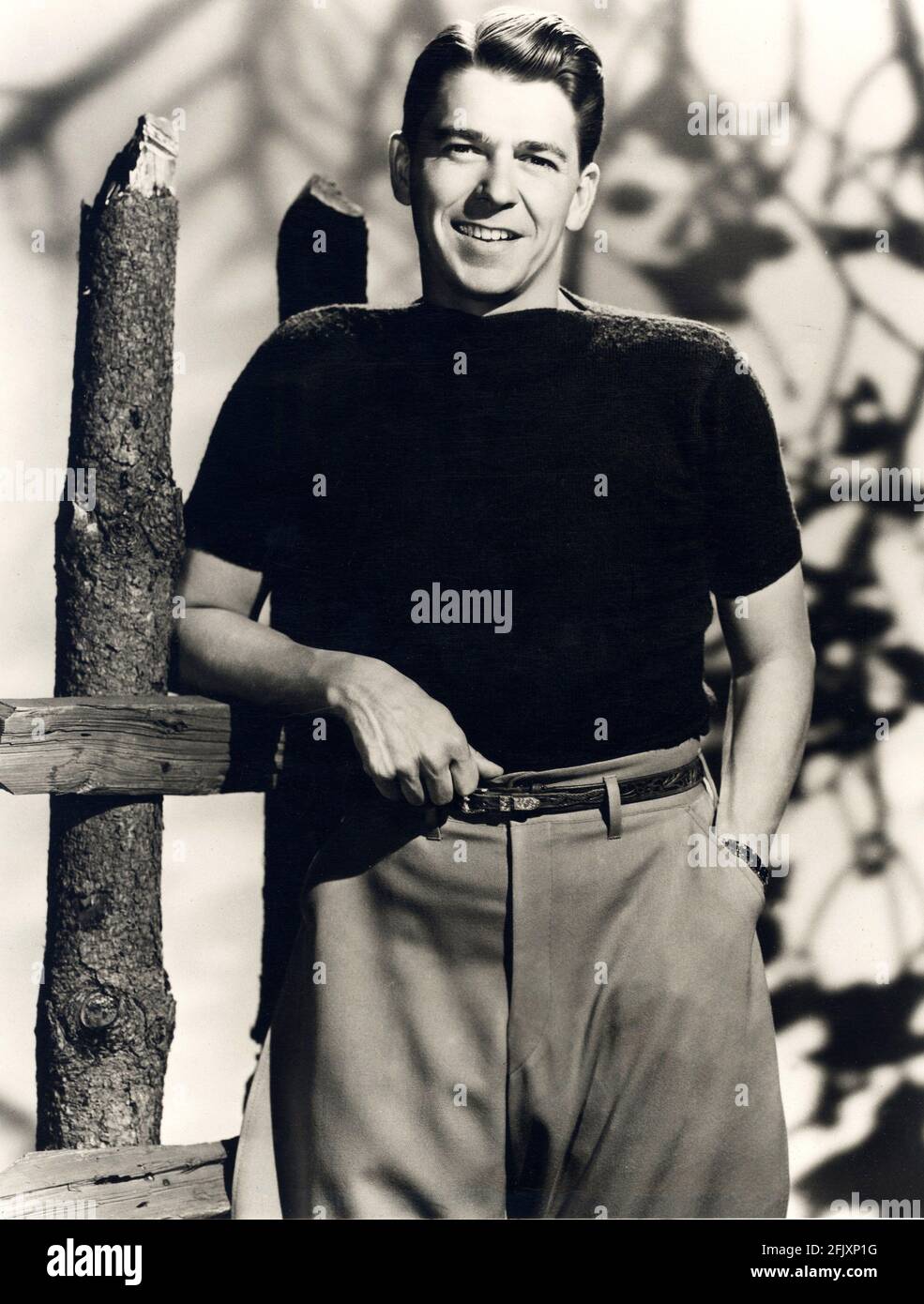 1947 ca.  , Los Angeles , USA : The future USA President , the movie actor  RONALD REAGAN ( 1911 - 2004  ) , pubblicity studio still - ATTORE - CINEMA - smile - sorriso - belt - cintura - beefcake   ----  Archivio GBB Stock Photo