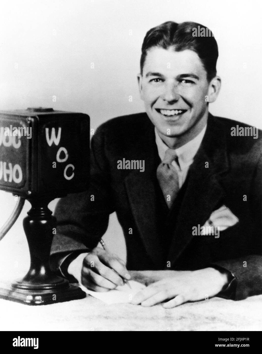 1937 ca.  , Los Angeles , USA : The future USA President , the movie actor  RONALD REAGAN ( 1911 -  2004  ) , in his radio days  - ATTORE - CINEMA - smile - sorriso - speacker radiofonico - conduttore   ----  Archivio GBB Stock Photo