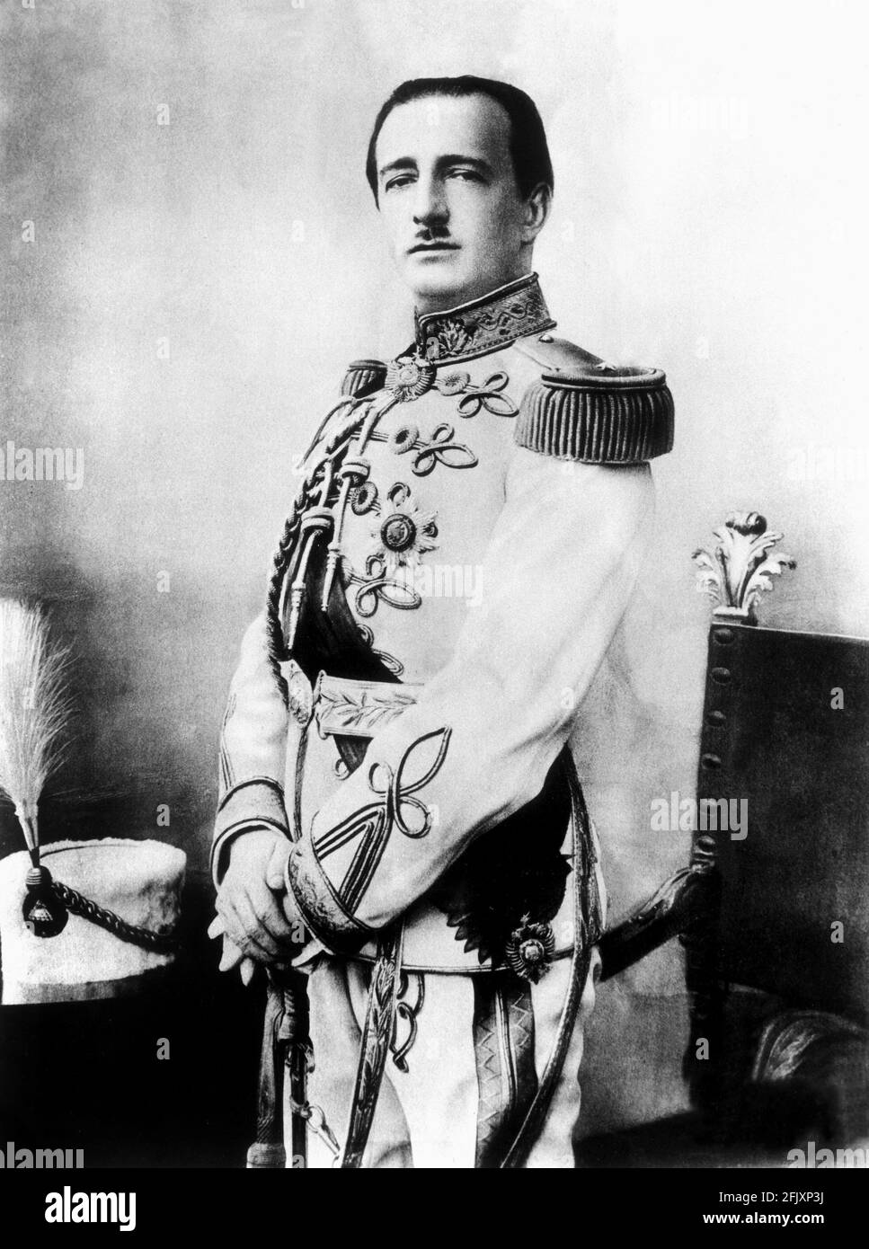 1928 c. , Tirana ,  Albania : The muslin  King ZOGU I ( 1895 - 1961 ) of Albanians , from 1928 to 1939 , married the catholic alf-american Countess GERALDINE APPONYI DE NAGY-APPONYI ( 1915 - 2002 ) in 1938 . In 1939 the italians conquest the Albania  and Zogu was in exil in France and Egypht - REALI - ROYALTY - Re degli Albanesi  - albanian - HISTORY - STORIA - FOTO STORICHE - nobili - nobiltà - nobility - FASCISMO - FASCIST - FASCISTA - WW II - WORLD WAR 2nd - SECONDA GUERRA MONDIALE  - divisa militare uniforme - military uniform - decorazioni - decorations - medaglia - medaglie - medals  - Z Stock Photo