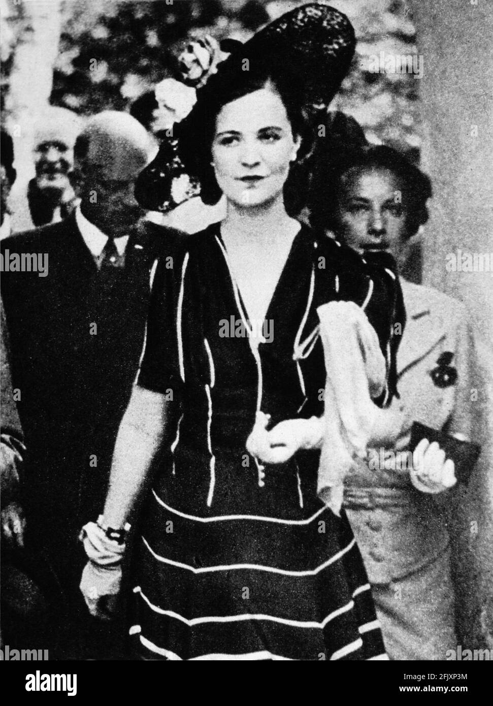 1938 , Tirana ,  Albania :   The catholic alf-american Countess GERALDINE APPONYI DE NAGY-APPONYI ( 1915 - 2002 ) as the QUEEN OF ALBANIA after her marriage with the muslin King ZOGU I ( 1895 -1961 ) of Albanians ,from 1928 to 1939.  In 1939 the italians conquest the Albania  and the royal couple was in exil in France and Egypht - REALI - ROYALTY - Re degli Albanesi  - albanian - HISTORY - STORIA - FOTO STORICHE - nobili - nobiltà - nobility - FASCISMO - FASCIST - FASCISTA - WW II - WORLD WAR 2nd - SECONDA GUERRA MONDIALE - hat - cappello  - ZOG  ----  Archivio GBB Stock Photo