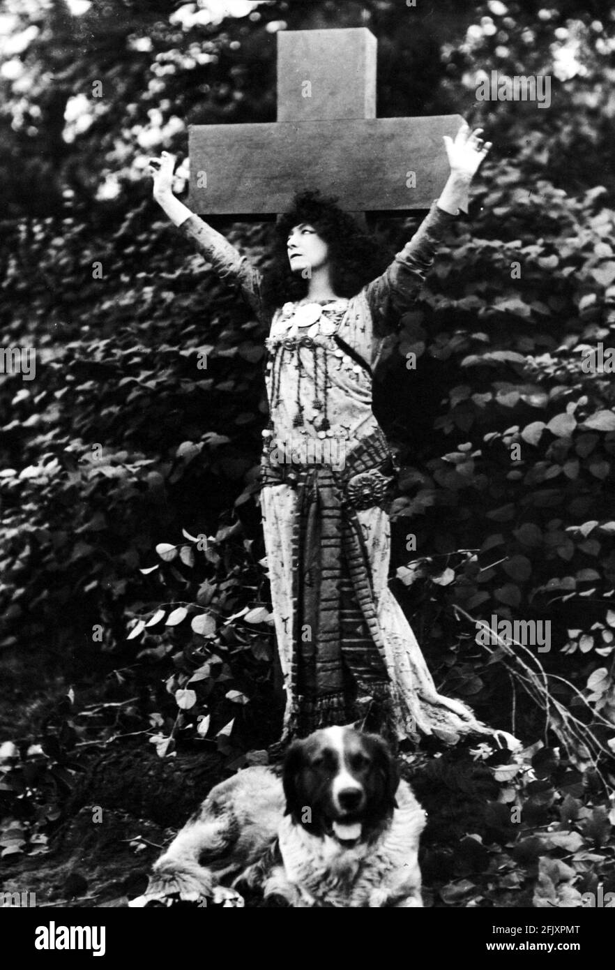 1895 ca., FRANCE  : The celebrated french actress SARAH BERNHARDT ( 1844 - 1923 ) in LEAH   , photo by Downey  - ATTRICE - TEATRO DRAMMATICO - THEATER - divina - BELLE EPOQUE - giardino - garden - croce - cross - crocifisso - crocefisso - eccentrica - eccentricità - cane - dog - celebrity personality celebrities personalities actress actors with pet animal - personalità celebrità  attori attrici con animali domestici animale domestico   ----  Archivio GBB Stock Photo