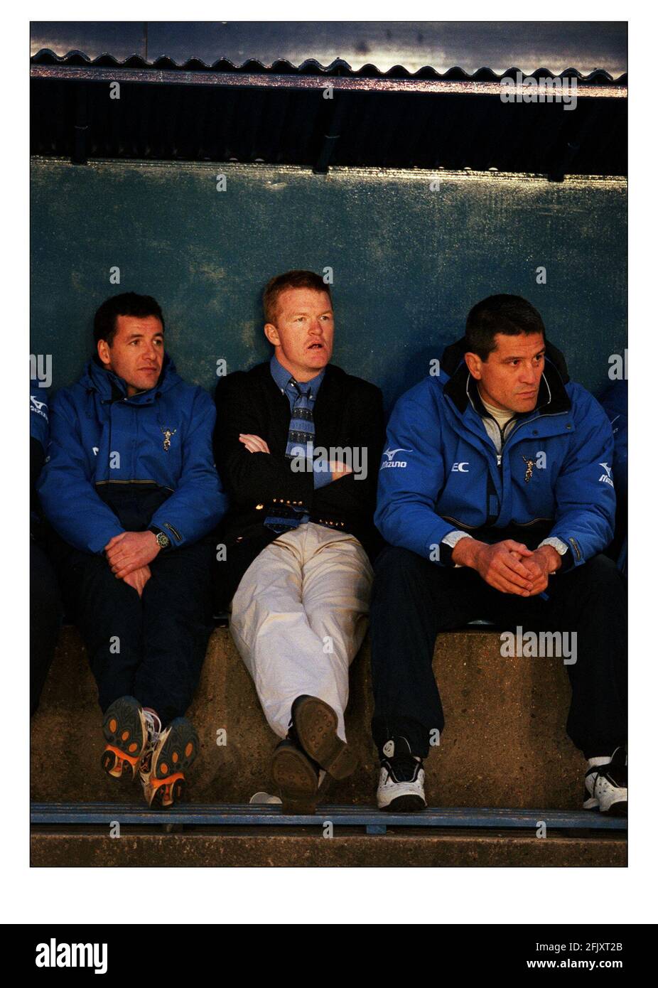 John Gallagher (centre)  manager of Harlequins April 2000  rugby  union team in dugout Stock Photo
