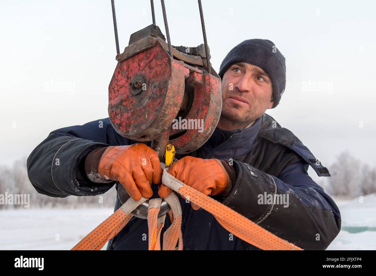 Slinger with rope slings loading ice panels Stock Photo - Alamy