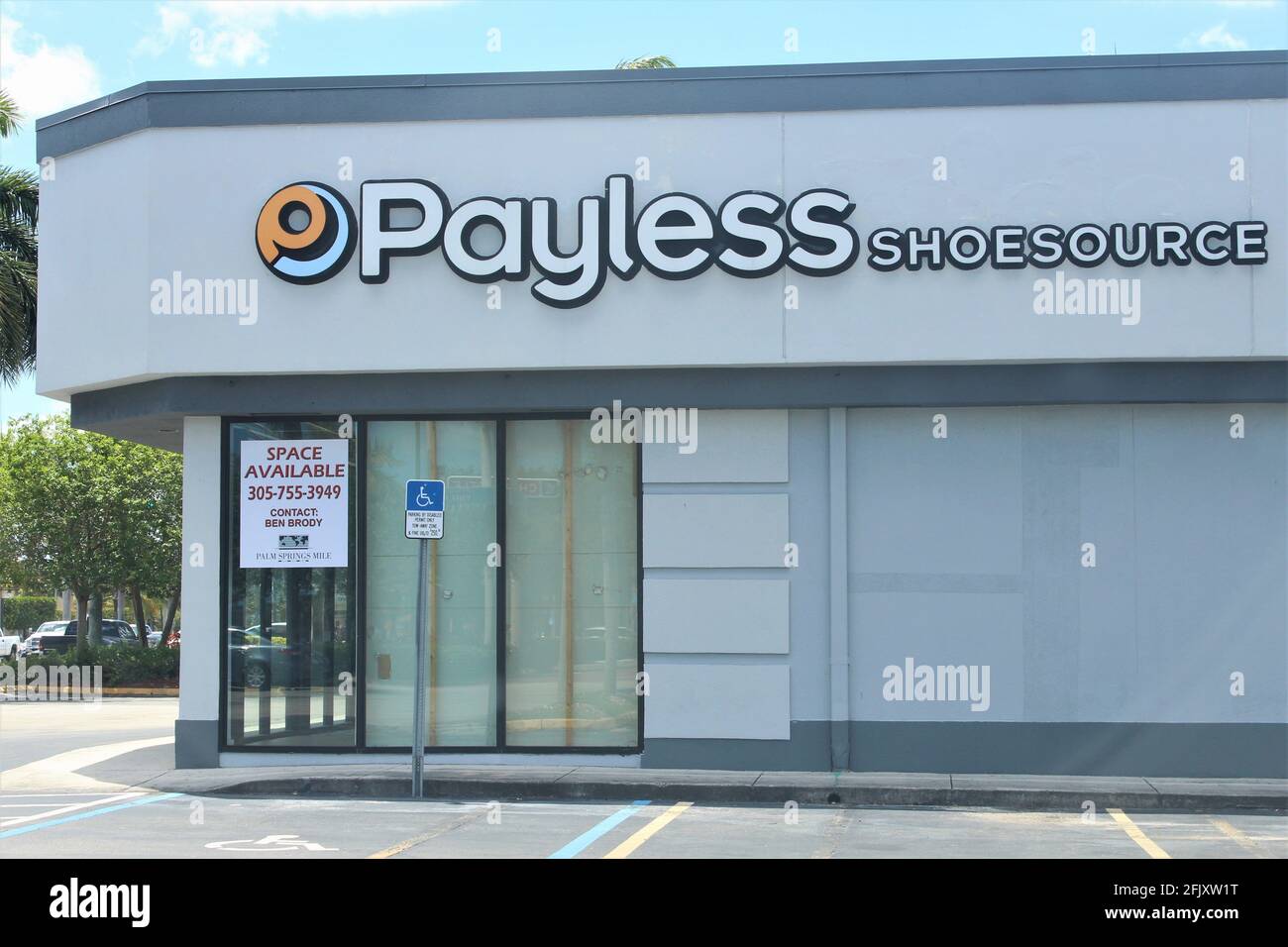 Payless Shoe storefront in Hialeah, Miami dade county. Recently Closed. Payless Shoe Source Inc. is an American discount footwear retailer. Stock Photo
