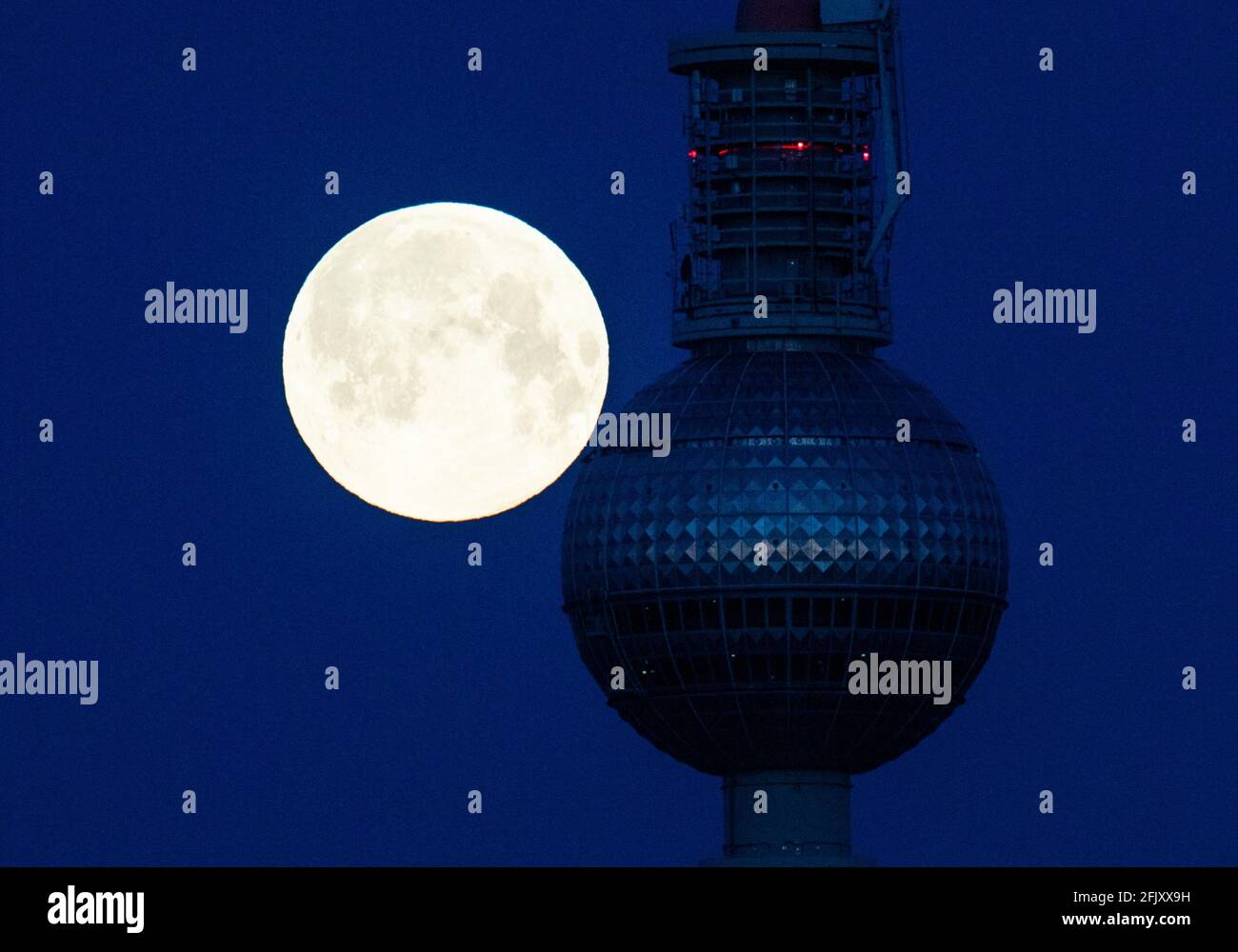 Berlin Germany 27th Apr 21 A So Called Supermoon Stands Behind The Tv Tower A Supermoon Occurs When The Moon Is Particularly Close To The Earth During A Full Moon Credit Christophe Gateau Dpa Alamy