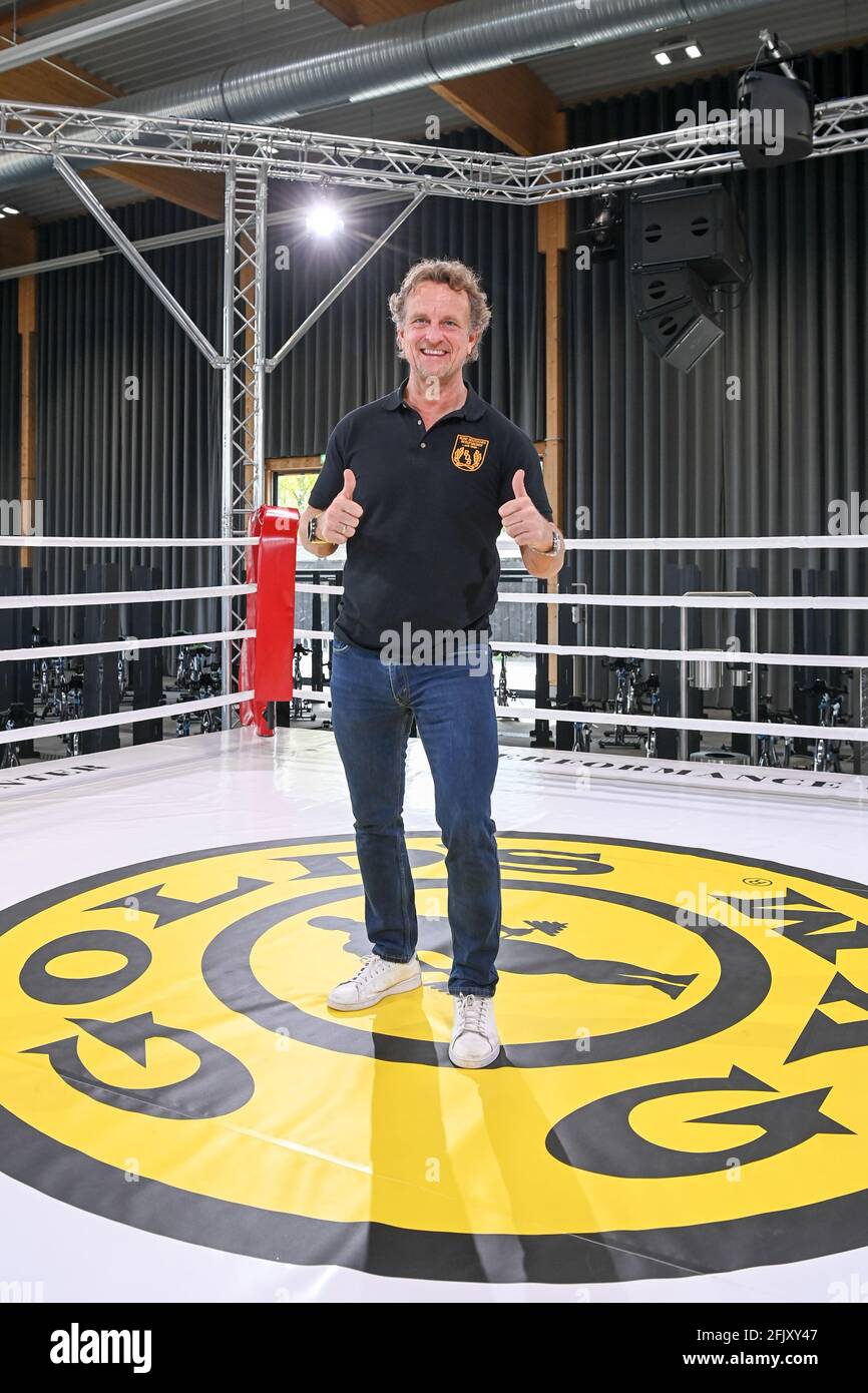 26 April 2021, Berlin: Thomas Putz, President of the German Professional  Boxers Association, stands in a boxing ring at the Gold's Gym fitness chain  in Spandau at the first company-owned location in