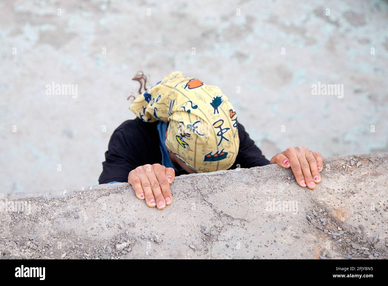 iranische Frau macht Parkour in der Stadt Tehran, Iran Stock Photo