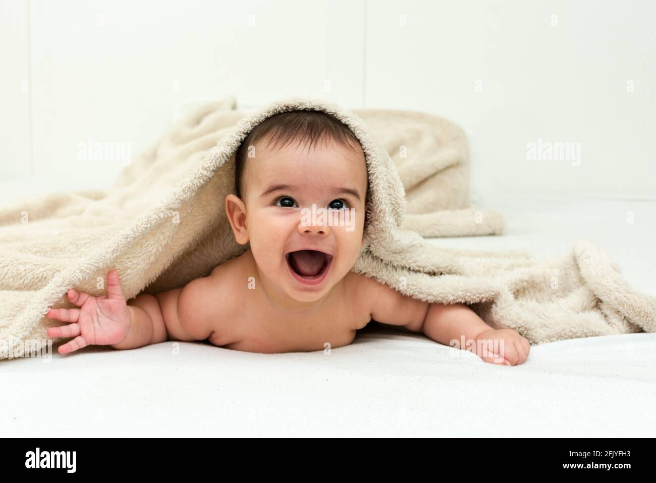 укутаться в плед. мальчик просыпается фото. укутанная в плед. милая девочка под одеялом. ребенок под одеялом холодный.