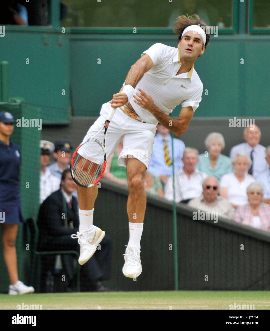 WIMBLEDON 2009 7th DAY.  29/6/09.  RODGER FEDERER   DURING  HIS MATCH WITH ROBIN SODERLING.   PICTURE DAVID ASHDOWN Stock Photo