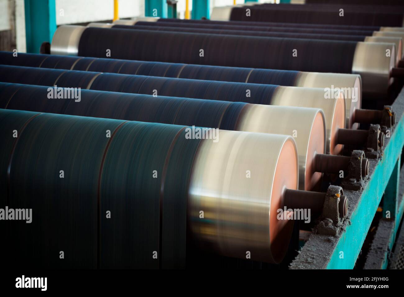 Variation visible as thread color changes in rope dyeing machine for