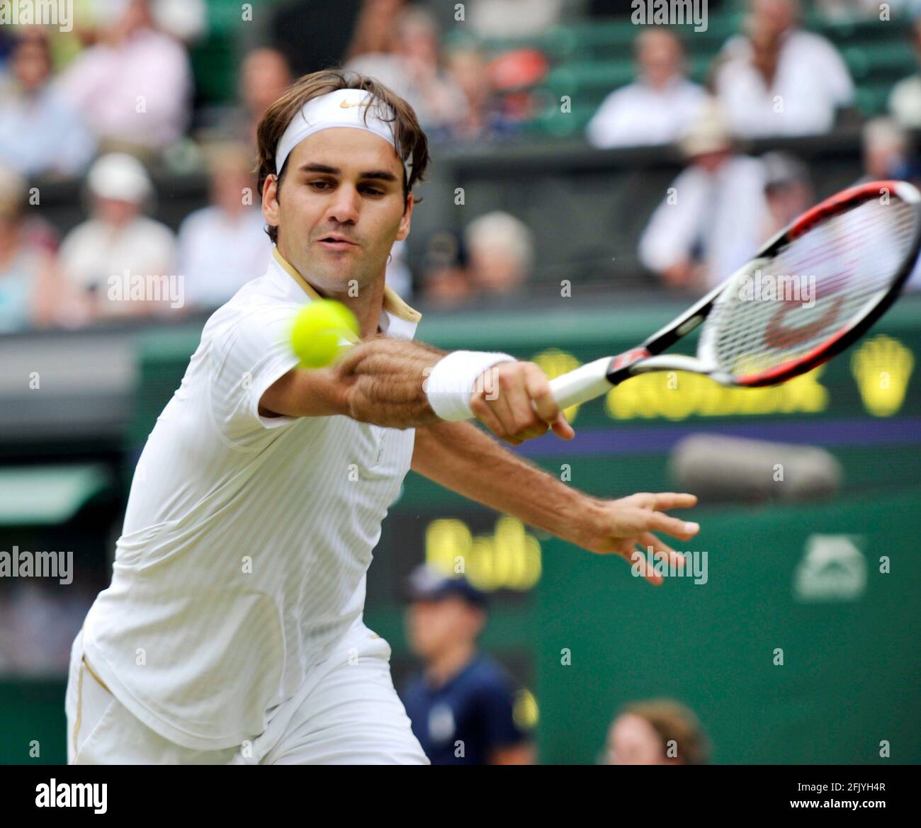 WIMBLEDON 2009 7th DAY.  29/6/09.  RODGER FEDERER   DURING  HIS MATCH WITH ROBIN SODERLING.   PICTURE DAVID ASHDOWN Stock Photo