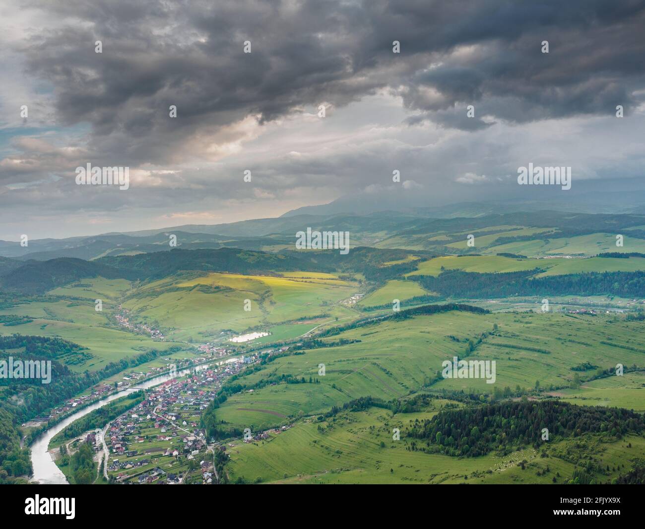view from the Trzy Korony Summit to Sromowce Niżne, the Dunajec River.  In the distance there is an approaching storm from the Tatra Mountains Stock Photo