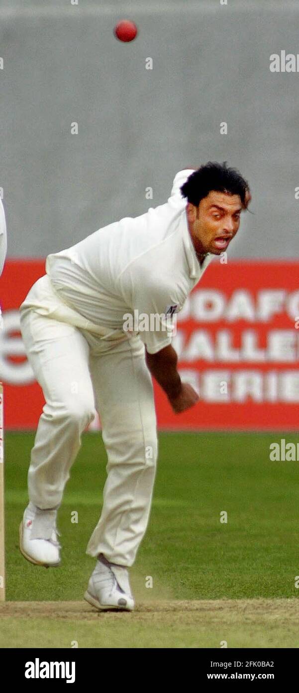 SHOAIB AKHTAR ABOUT TO BOWL OUT M.DOWMAN WITH A FULL TOSS DERBYSHIRE V PAKISTAN Stock Photo