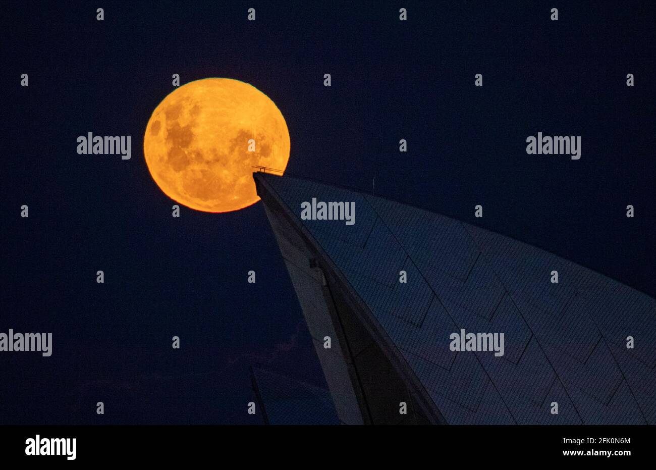 Sydney 27th Apr 21 Photo Taken On April 27 21 Shows A Super Moon With A Sail Of Sydney Opera House In The Foreground In Sydney Australia Credit Bai Xuefei Xinhua Alamy Live News