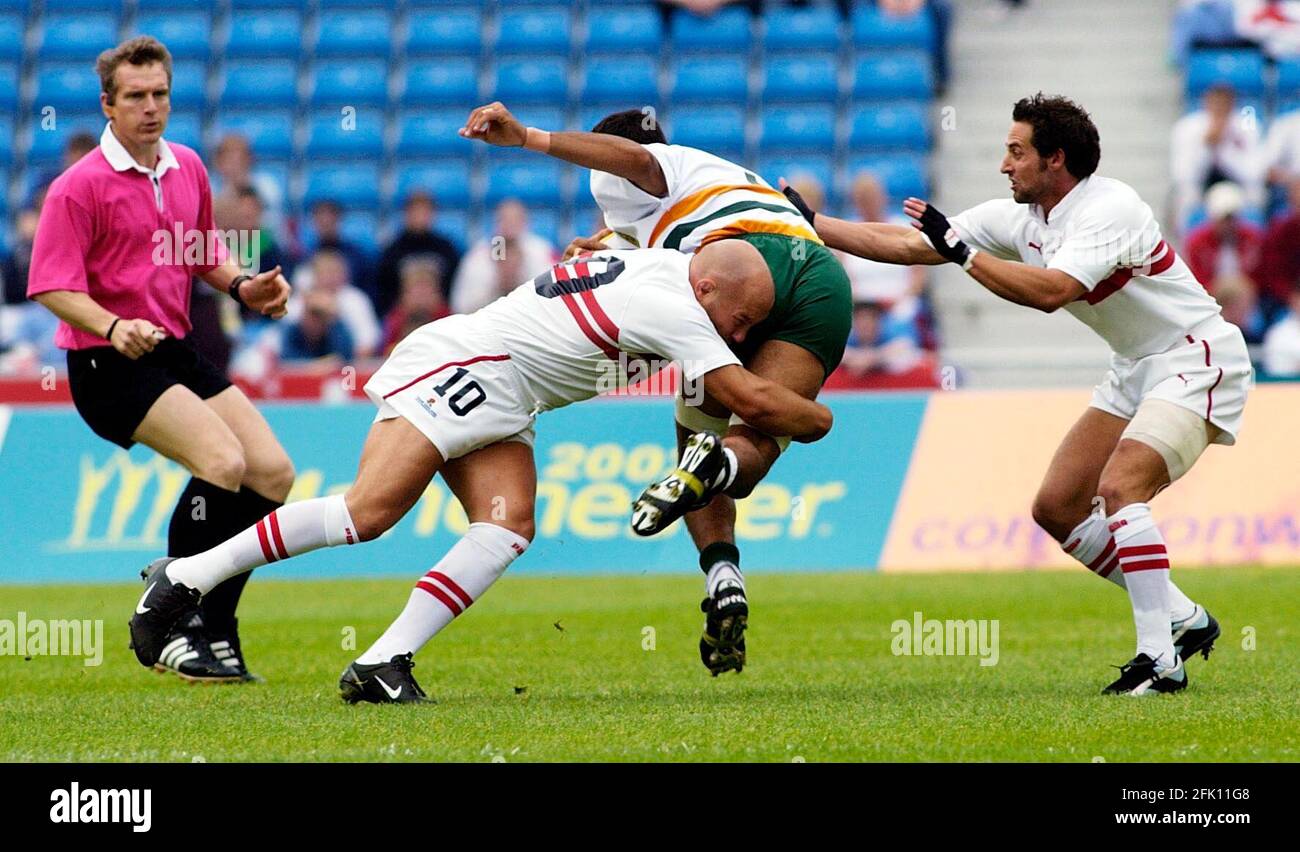 COMMONWEALTH GAMES MANCHESTER 2/8/2002 RUGBY 7'S ENGLAND V COOK ISLANDS PHIL GREENING TRYS TO STOP KOIATU KOIATU PICTURE DAVID ASHDOWN.COMMONWEALTH GAMES MANCHESTER Stock Photo