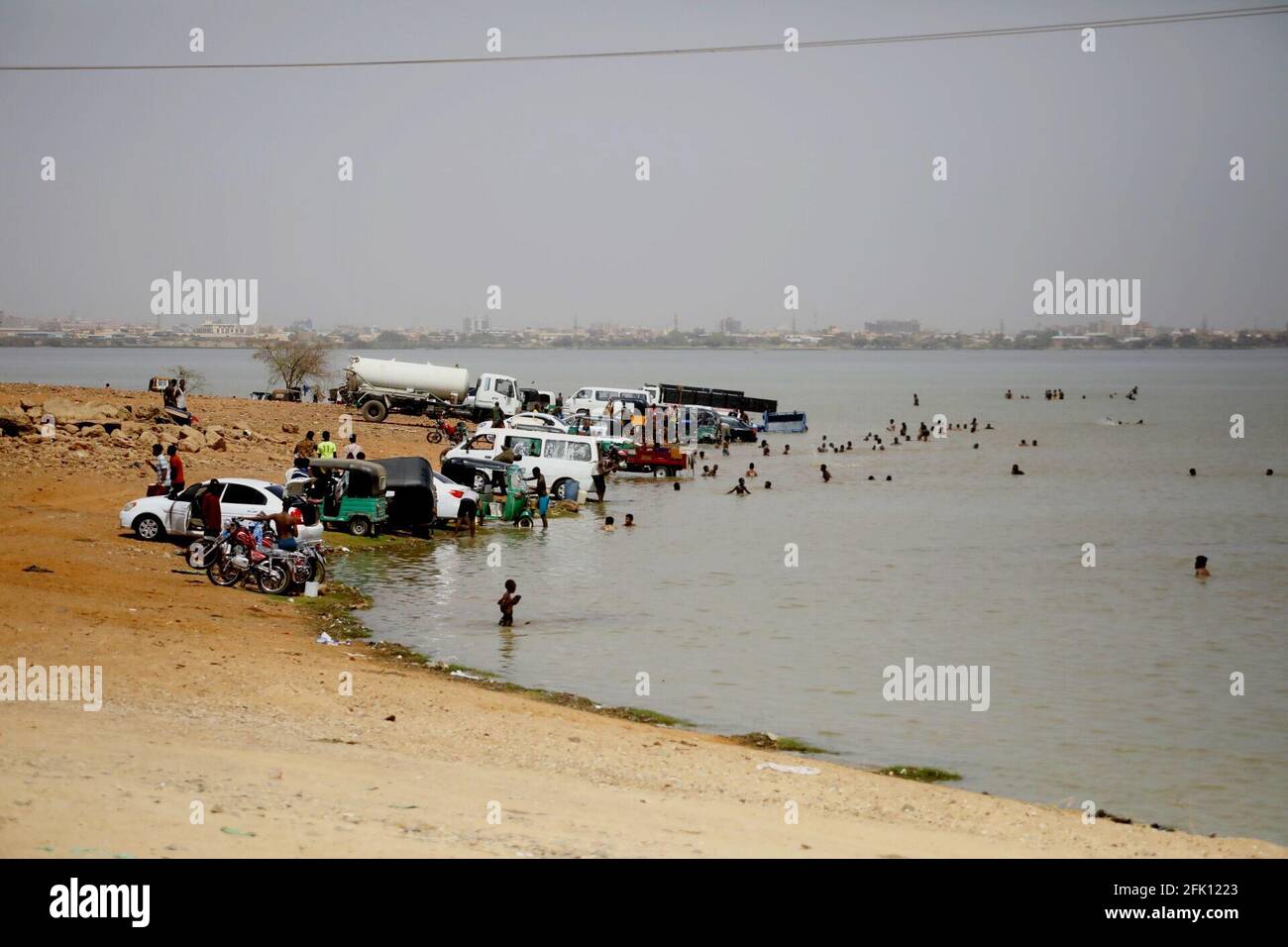 (210427) KHARTOUM, April 27, 2021 (Xinhua) Sudanese cool