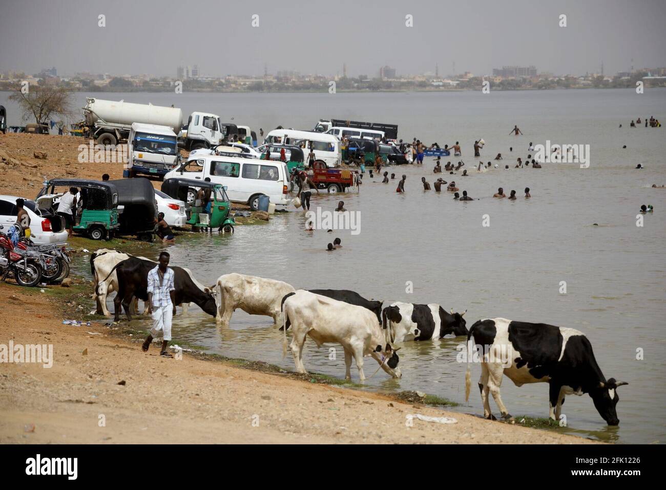 (210427) KHARTOUM, April 27, 2021 (Xinhua) Sudanese cool