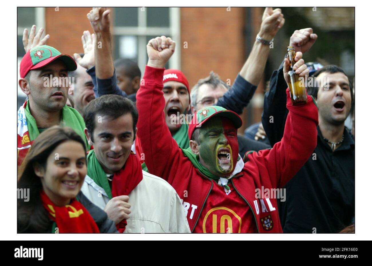 本 An England Fans' View of EURO 2004 108 England Fans Watch Euro 2004 Stock Photos, High-Res