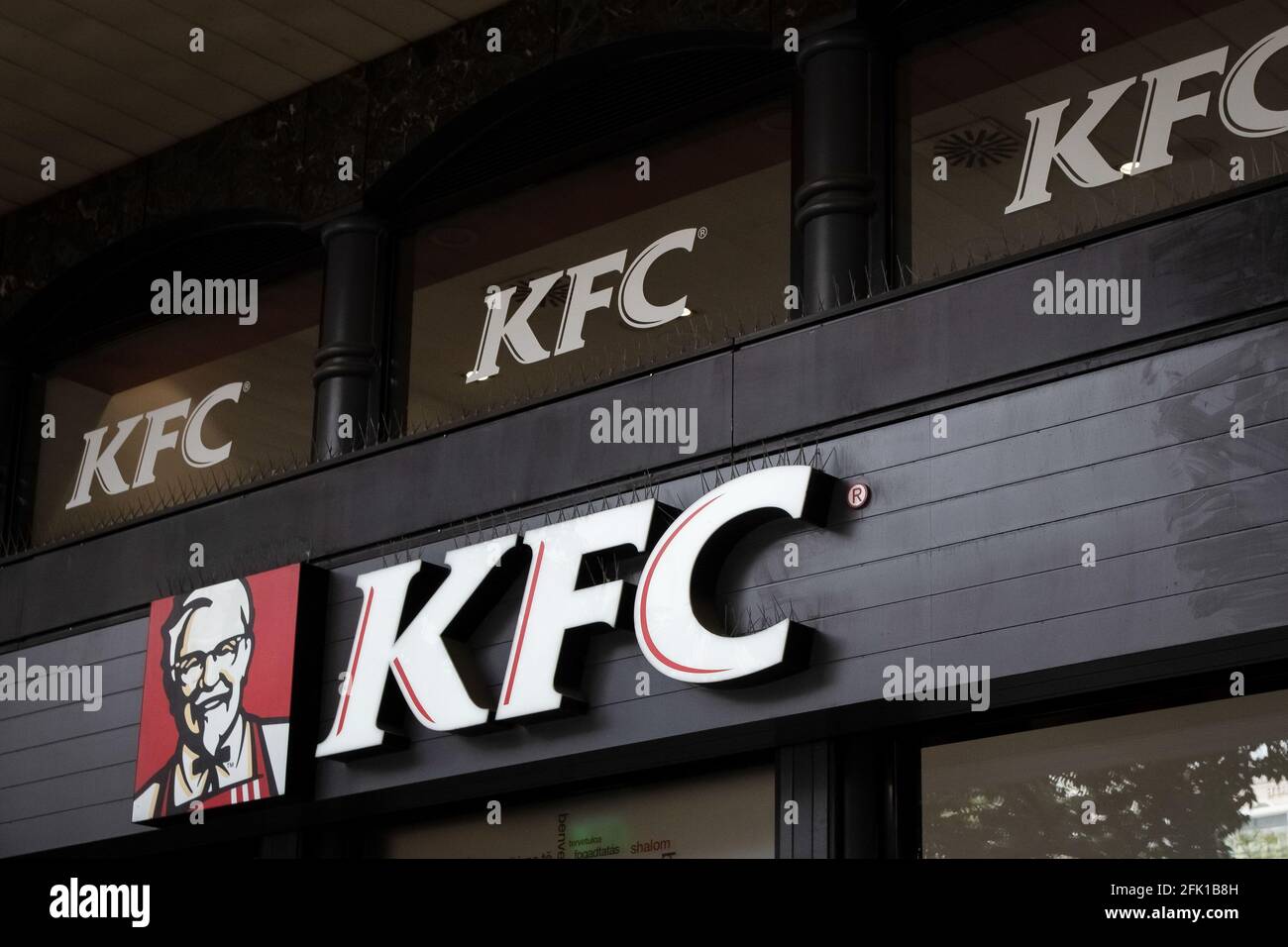 Athens, Greece. 27th Apr, 2021. American fast food restaurant chain, KFC branch seen at Syntagma square in Athens. (Photo by Nikolas Joao Kokovlis/SOPA Ima/Sipa USA) Credit: Sipa USA/Alamy Live News Stock Photo