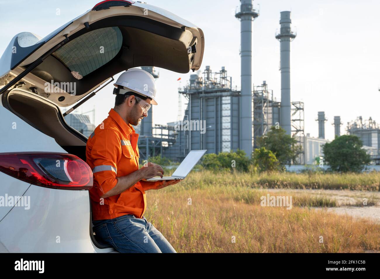 Oil engineer computer hi-res stock photography and images - Alamy