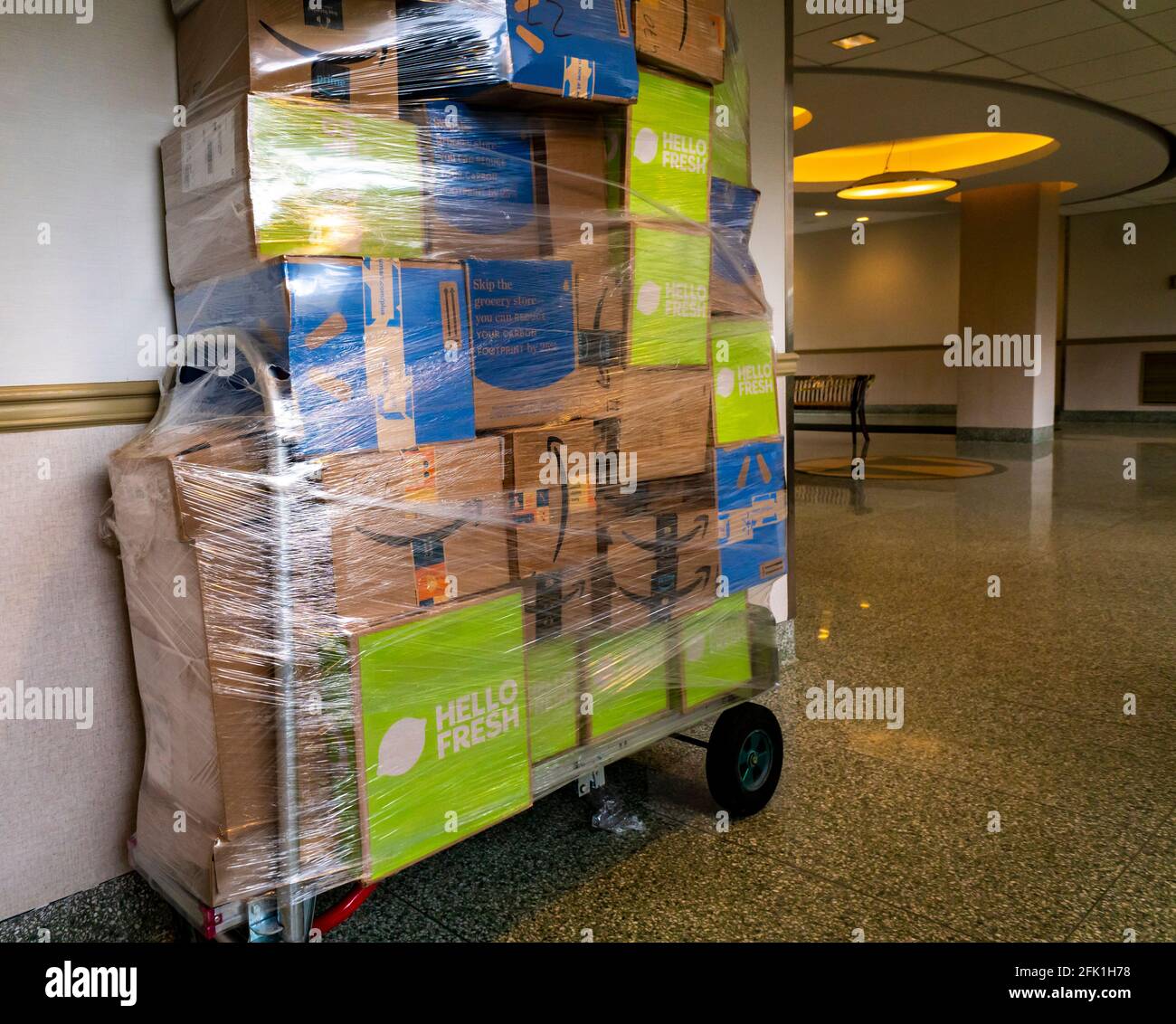 Amazon shopping cart hi-res stock photography and images - Alamy