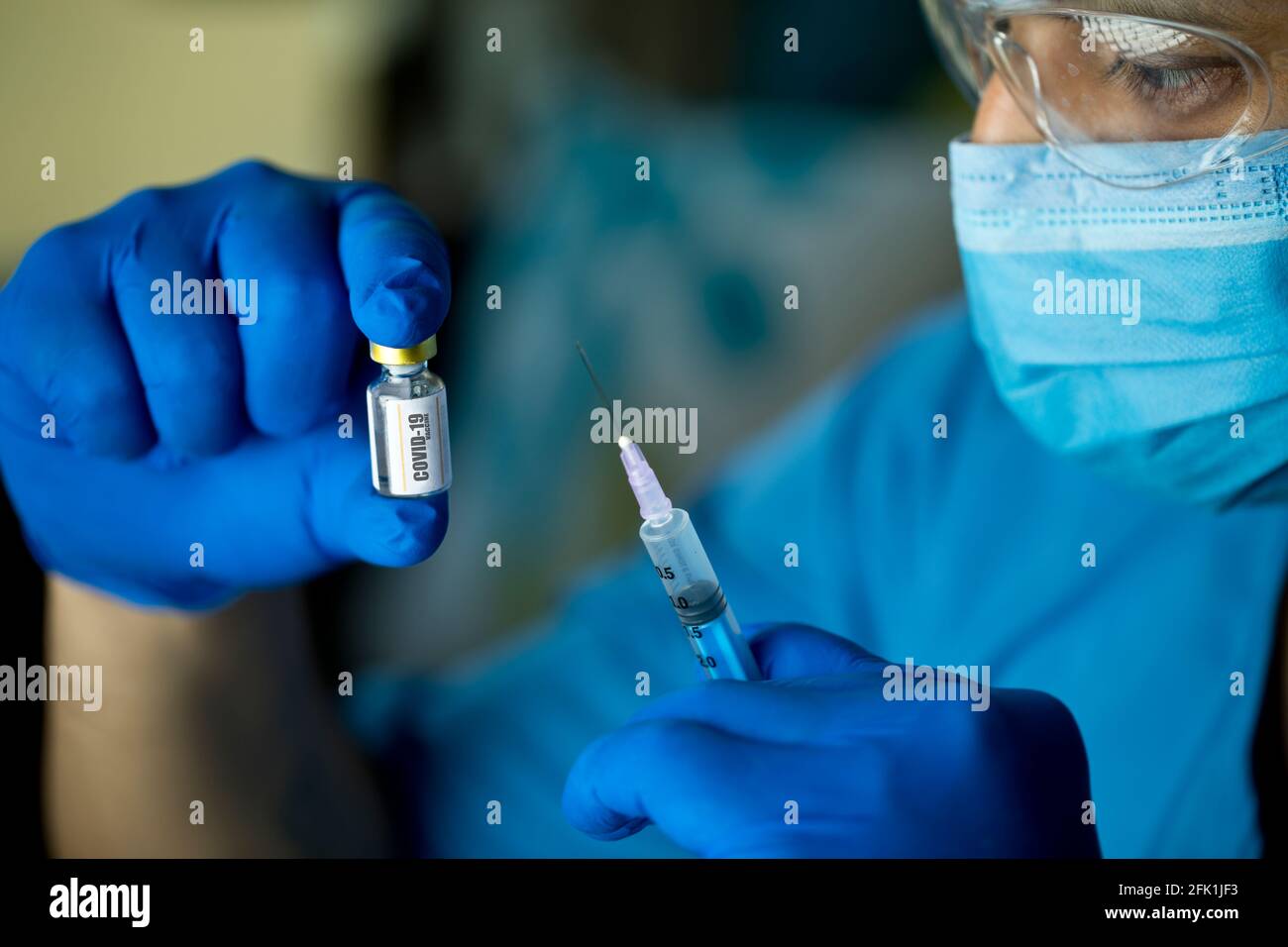 Doctor preparing injection with covid-19 vaccine at hospital Stock ...