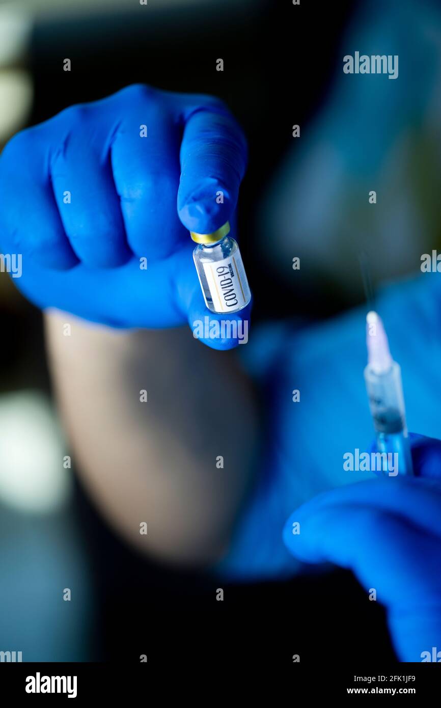 Doctor preparing injection with covid-19 vaccine at hospital Stock ...
