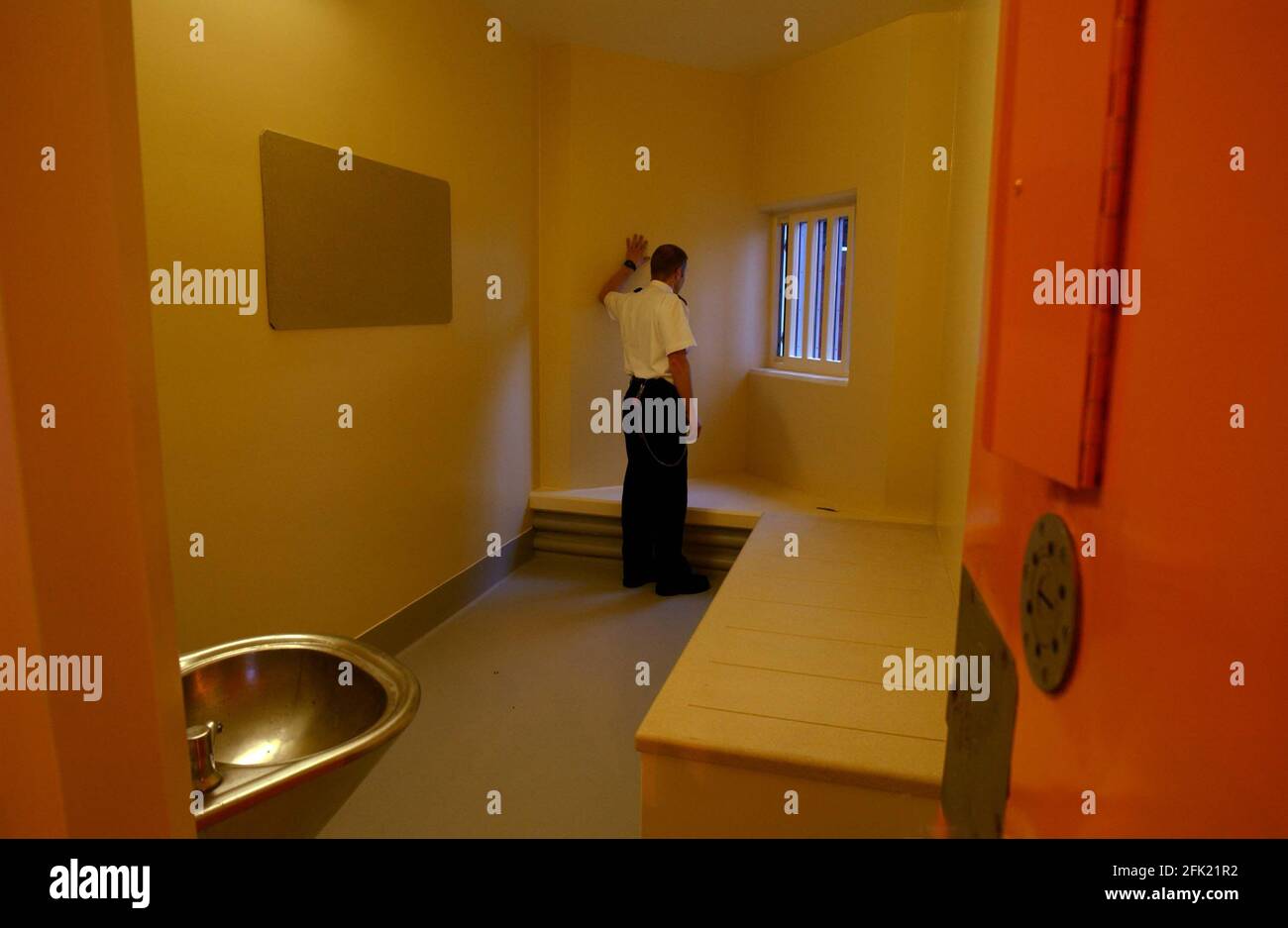 INSIDE A CELL ON WING OF THE CSC AT WOODHILL PRISON IN MILTON KEYNES. 30 Novemberember 2001 PILSTON Stock Photo