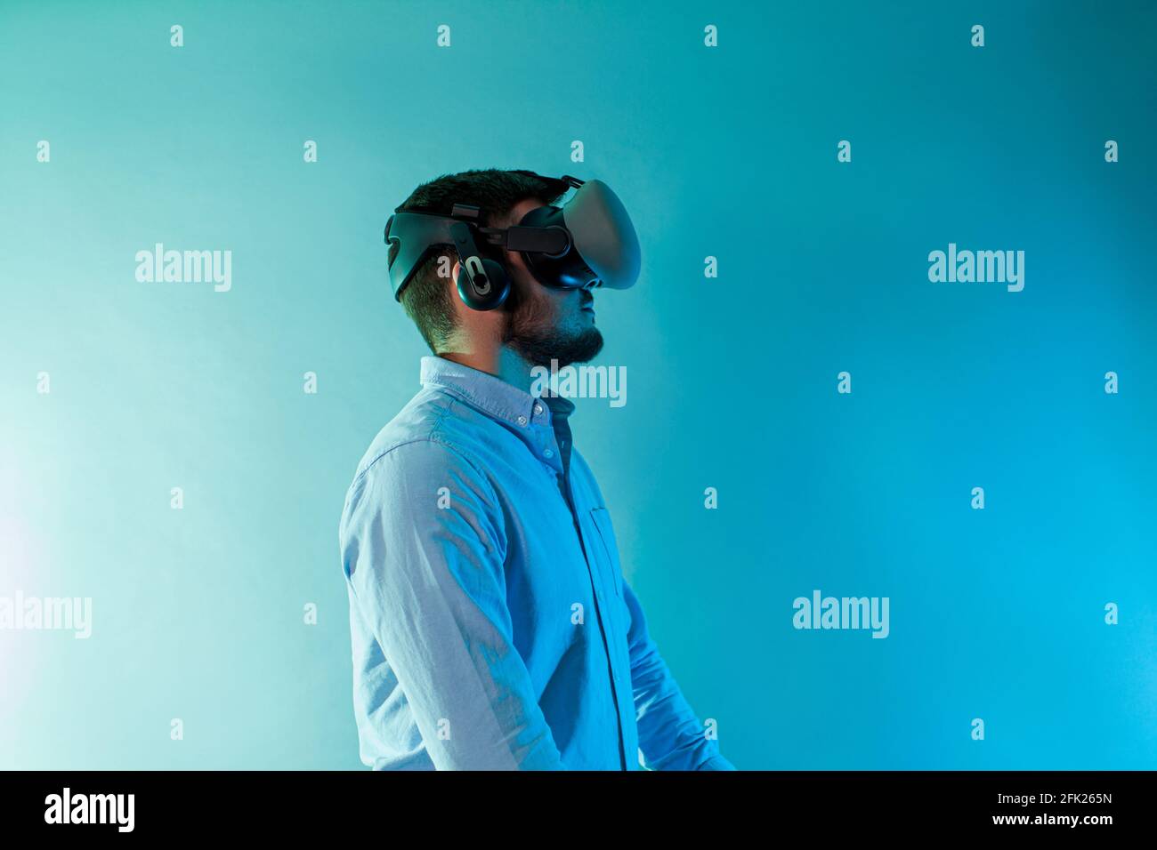 Chain gamer hi-res stock photography and images - Alamy