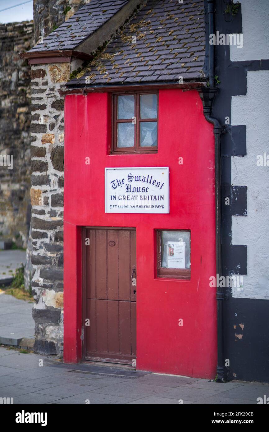 Conwy Smallest House in Great Britain in Conwy North Wales - Quay House, built in the 16th Century against Conwy town walls, floor area 10ft x 6ft. Stock Photo