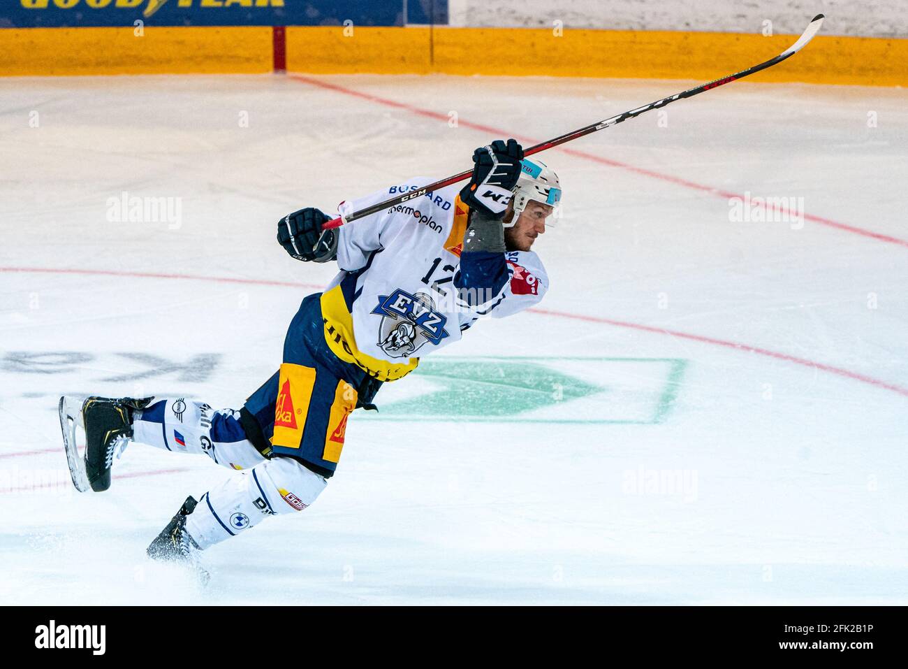 Rapperswil, April 27, 2021, Yannick Zehnder # 12 (EV Zug) shoots from all  positions during the National League Playoff semi-final ice hockey game 2  between SC Rapperswil-Jona Lakers and EV Zug on