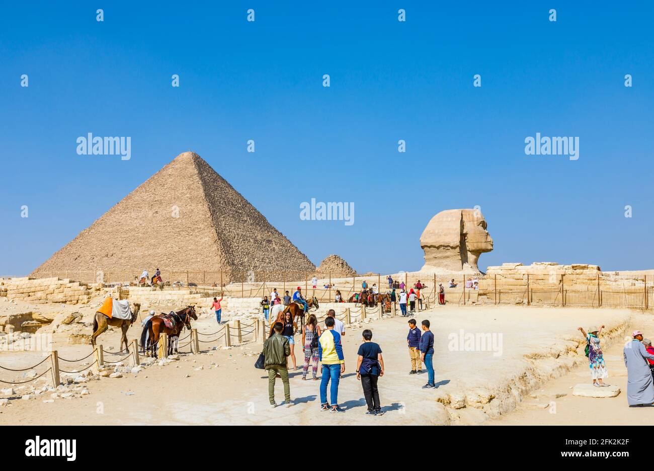 Pyramid of Khufu (Great Pyramid, Pyramid of Cheops) and the Great Sphinx in the Giza Necropolis, Cairo, Egypt Stock Photo