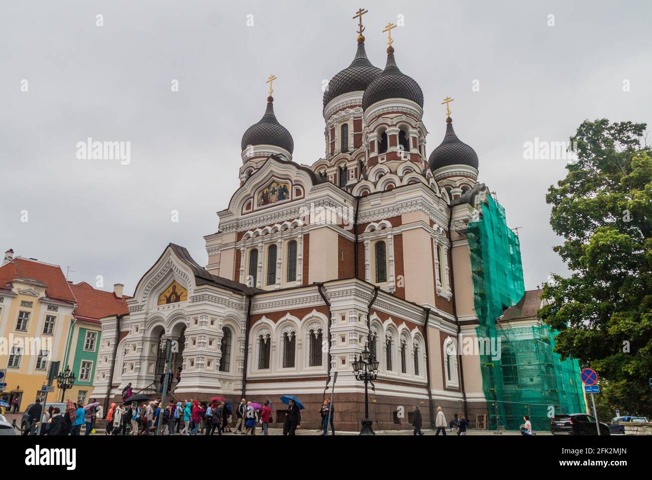 TALLINN, ESTONIA - AUGUST 22, 2016: Crowds of visitors and Alexander Nevsky orthodox cathedral in Tallinn. Stock Photo