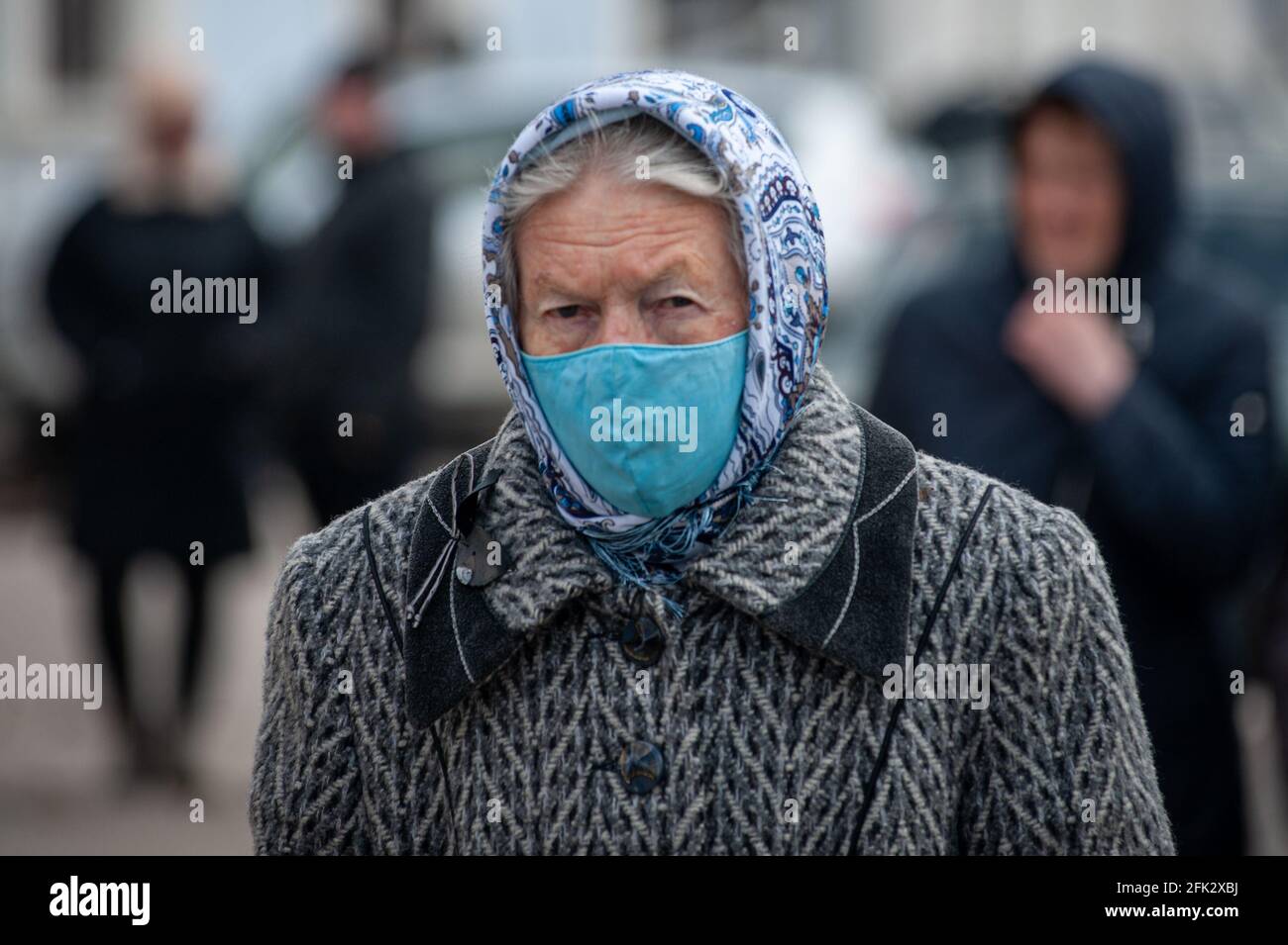 Elderly women wearing facemasks hi-res stock photography and images - Alamy