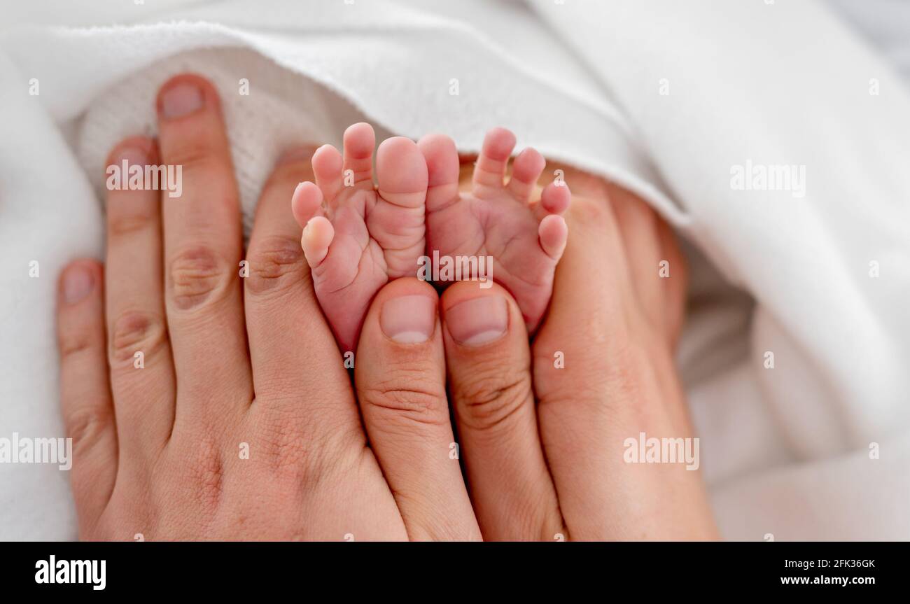 Mother daughter feet hi-res stock photography and images - Page 2 - Alamy