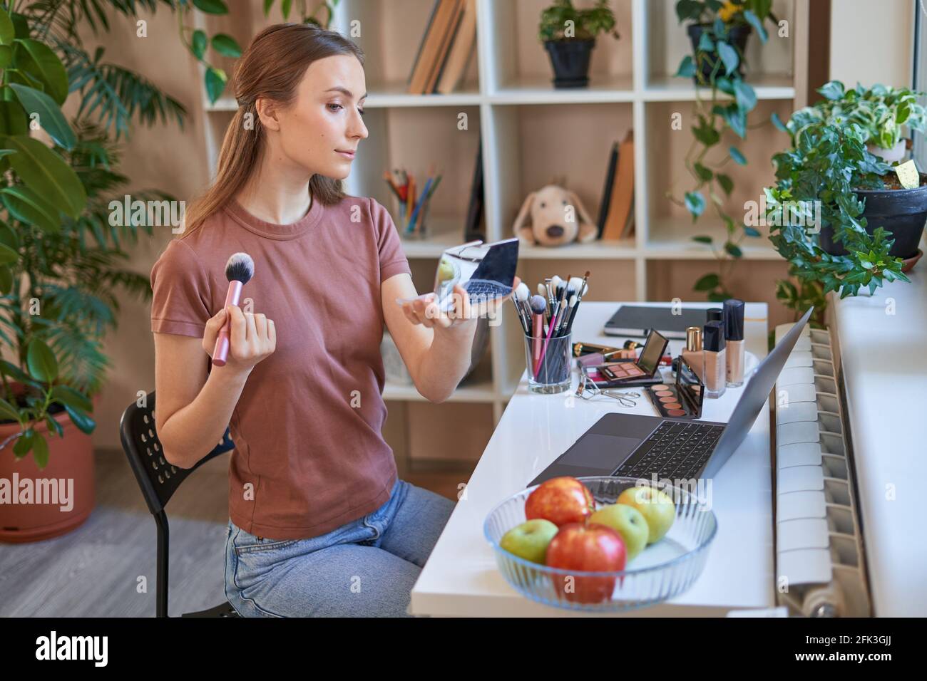 Doing makeup room hi-res stock photography and images - Alamy