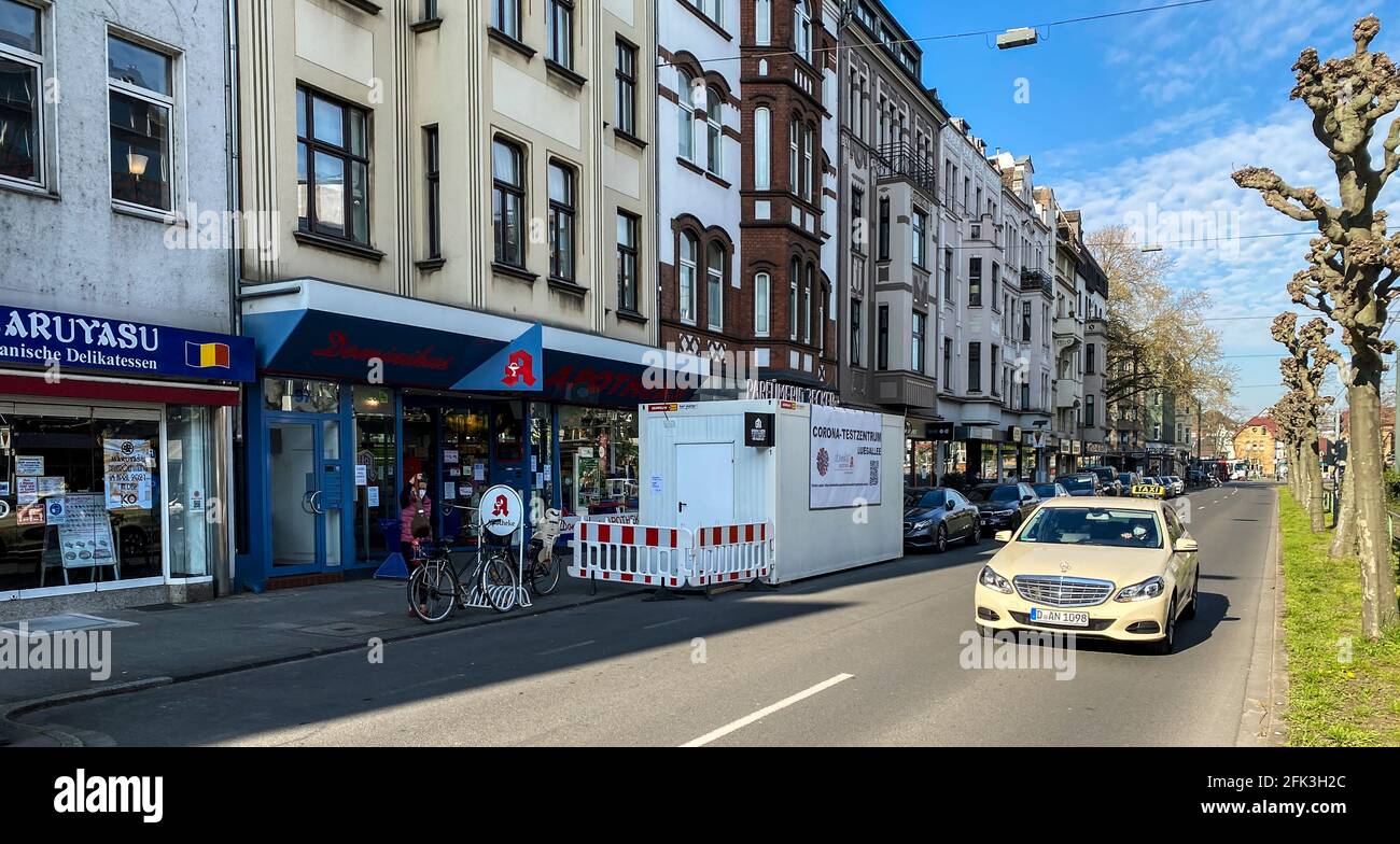 Container für Covid19-Schnelltest an der Luegallee in Düsseldorf vor einer Apotheke. Stock Photo