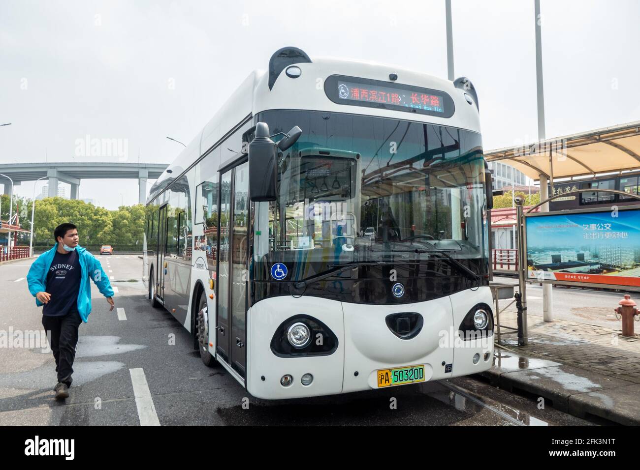 Shanghai, Shanghai, China. 28th Apr, 2021. On April 28, 2021, in Shanghai, at a bus station near the Nanpu Bridge, a staff member is cleaning a cute panda car. On April 27, 4 super cute panda buses were put into operation on Binjiang 1 Road in Puxi, adding a moving landscape along the riverside. The two ''big eyes'' on the front of the panda car not only come with dark circles, but there are actually two round black ''small ears'' on the roof. From a distance, it is a cute cartoon panda. It is reported that the panda bus is a new type of pure electric barrier-free bus. The barrier-free pe Stock Photo