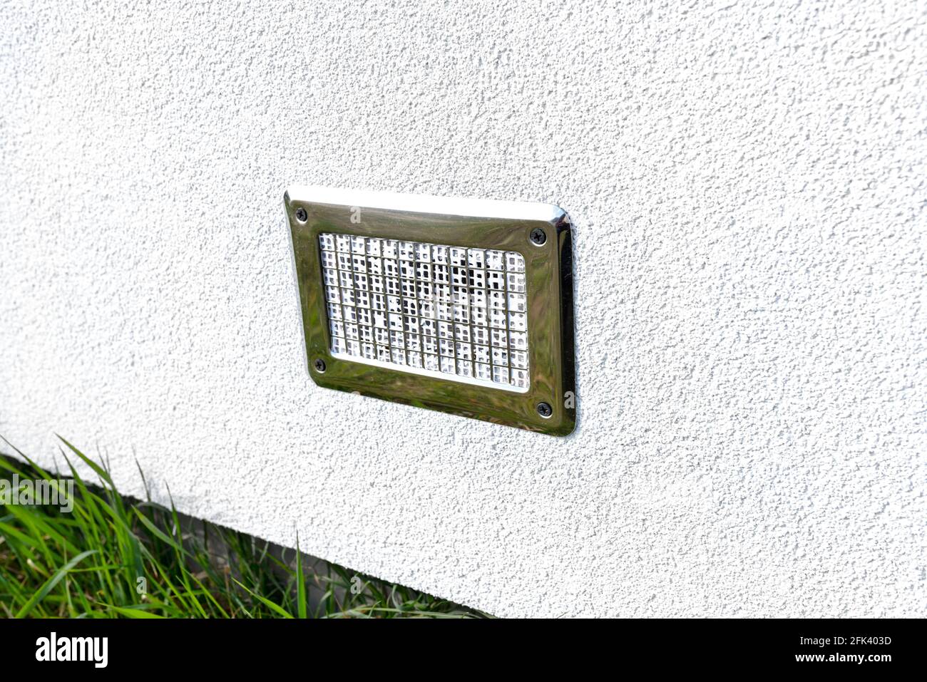 Air intake from the manor to the fireplace with a closed combustion