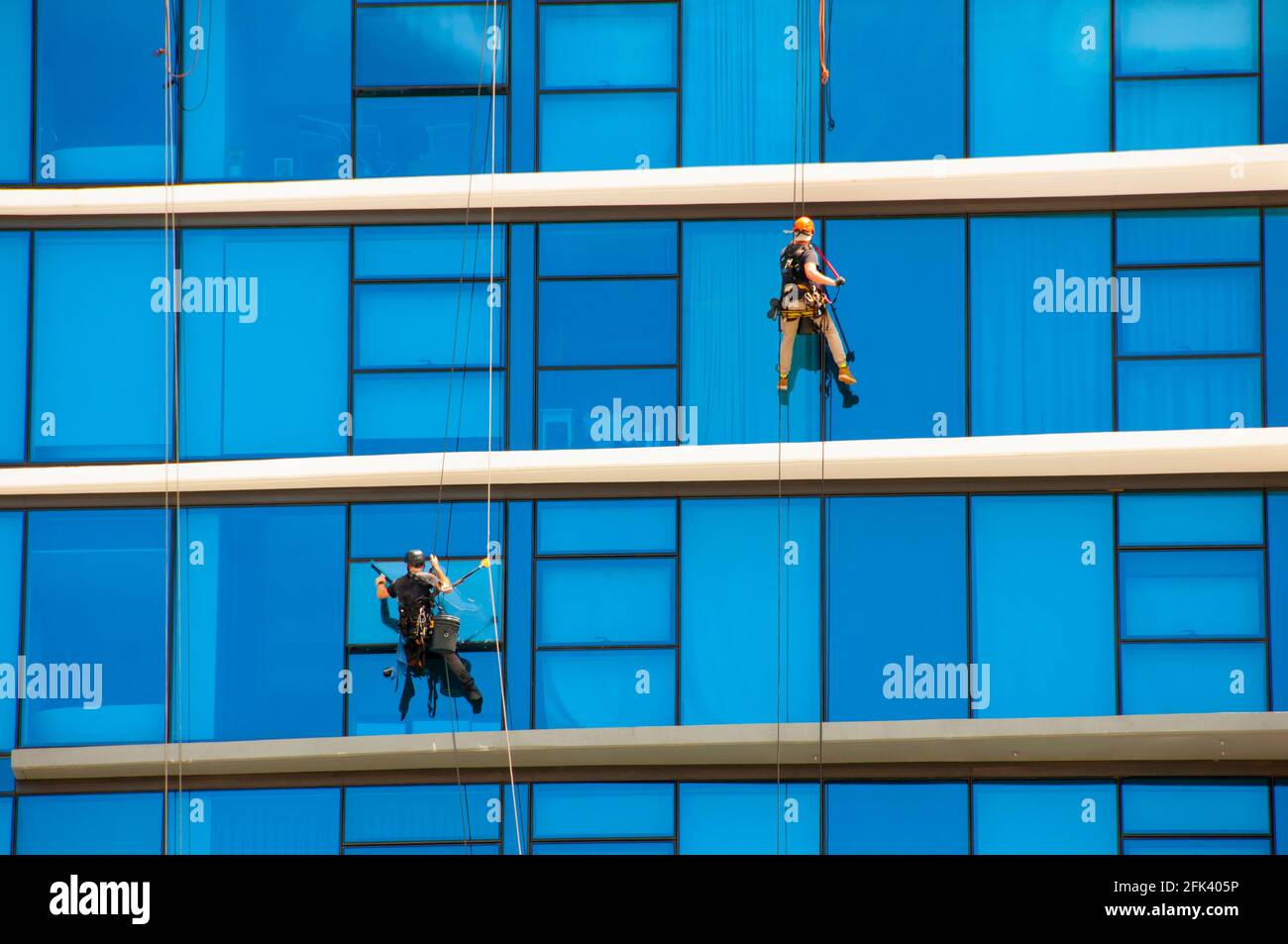 Cleaning windows high rise office hi-res stock photography and images ...